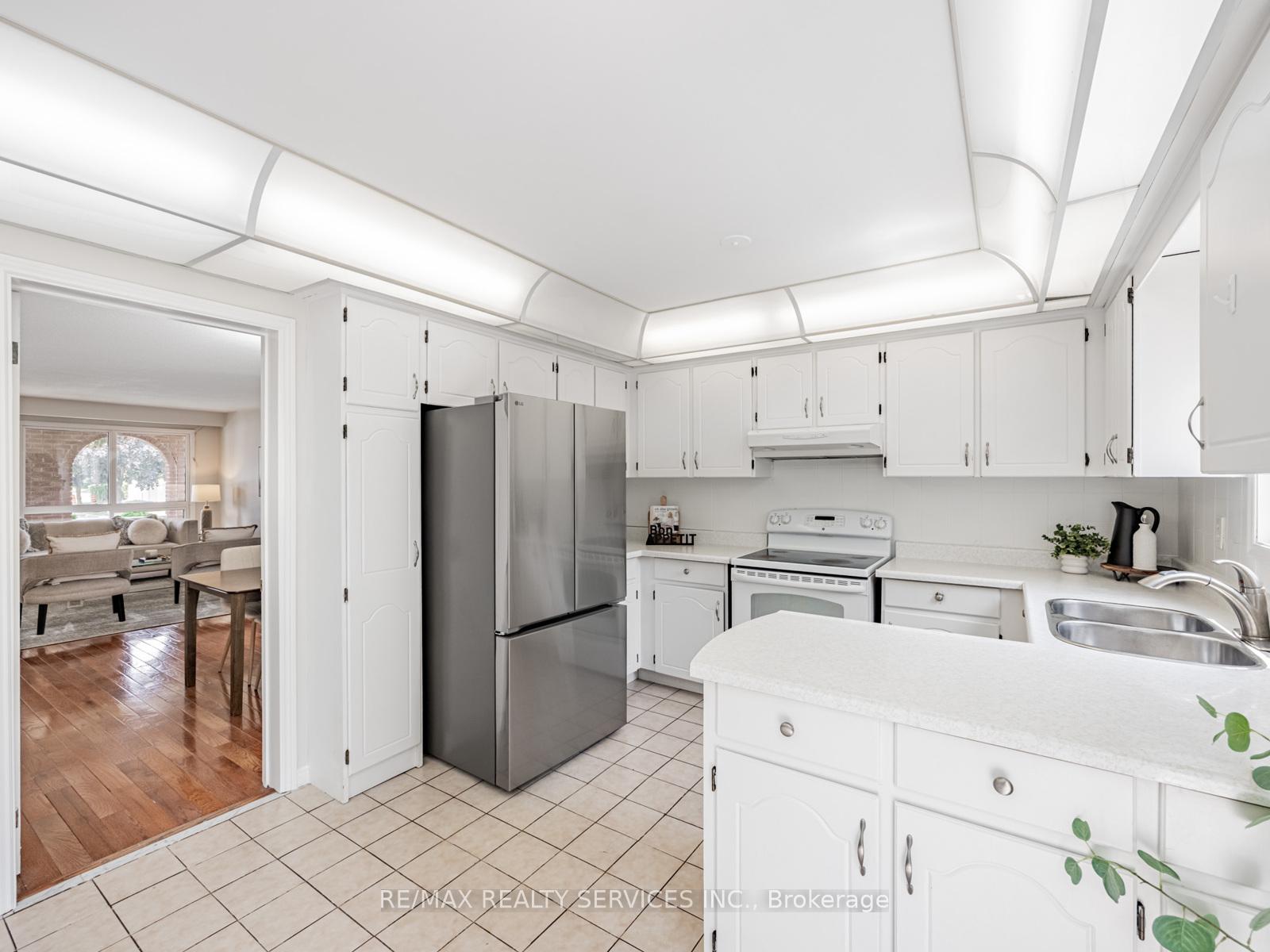 Photo 12 of 9 Garview Court, Etobicoke, Kingsview Village-The Westway — HOMEH