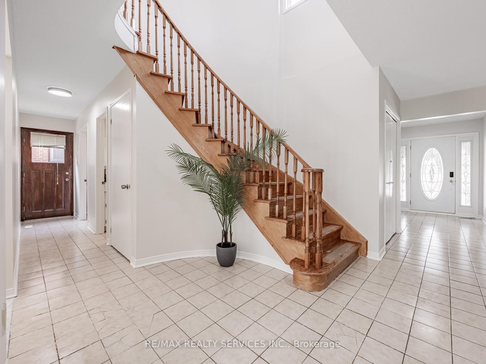 Photo 14 of 9 Garview Court, Etobicoke, Kingsview Village-The Westway — HOMEH