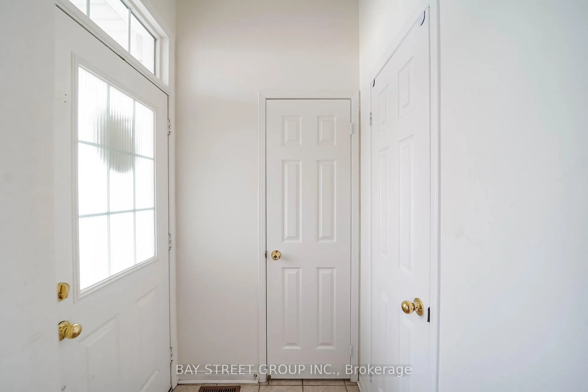 Photo 7 of 407 Hollandview Trail, Aurora, Bayview Wellington — HOMEH