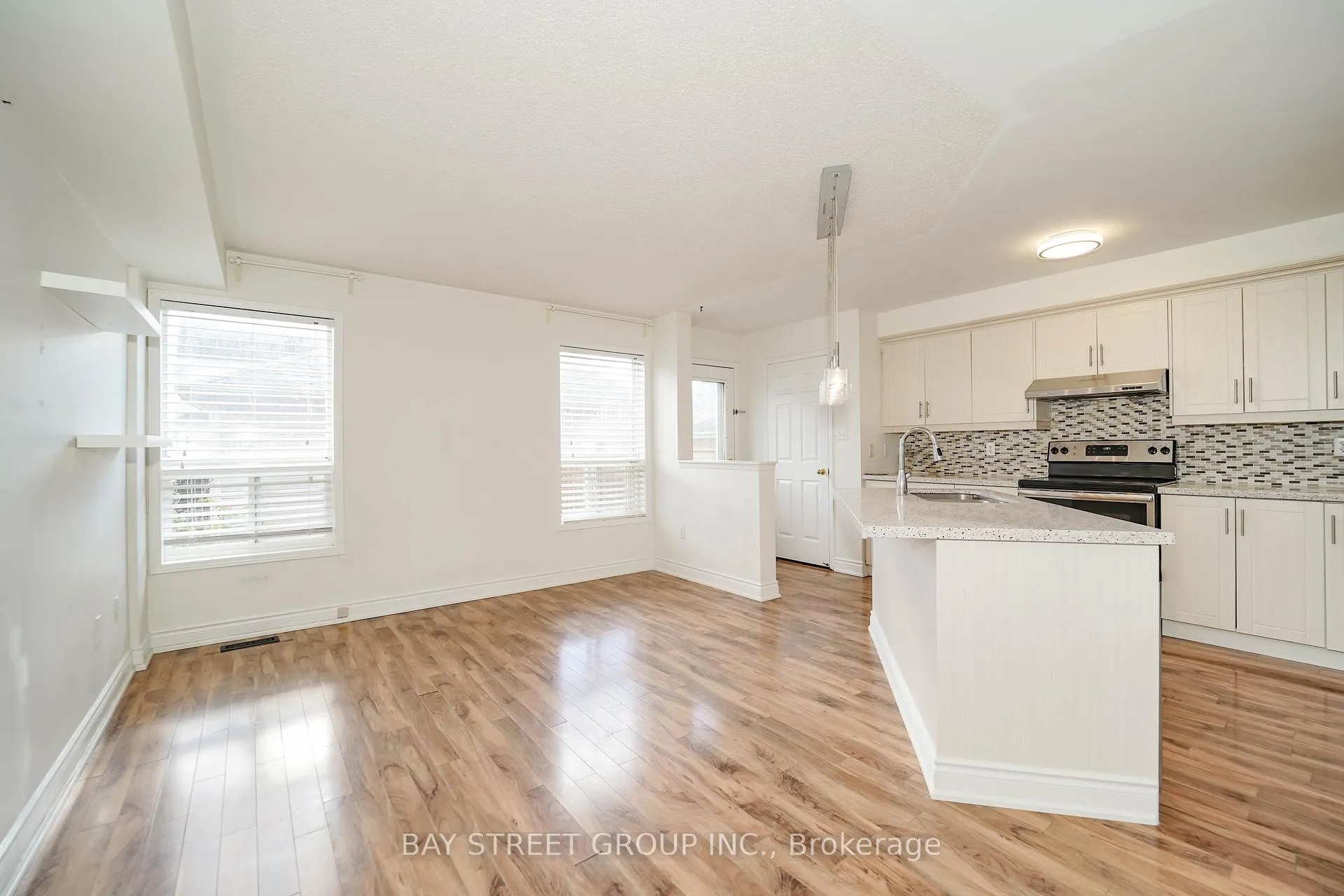 Photo 8 of 407 Hollandview Trail, Aurora, Bayview Wellington — HOMEH