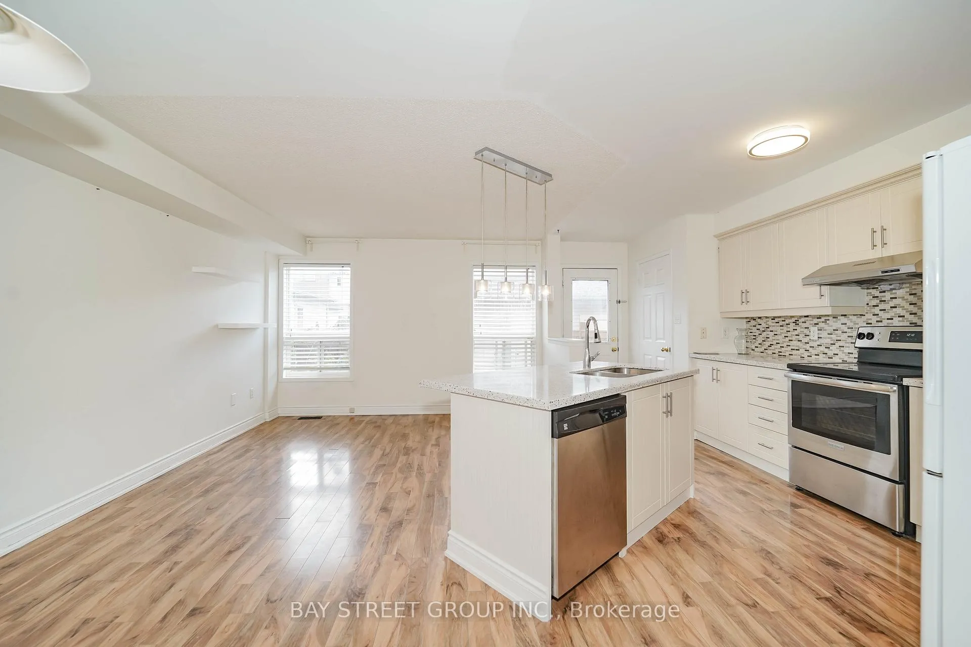 Photo 9 of 407 Hollandview Trail, Aurora, Bayview Wellington — HOMEH