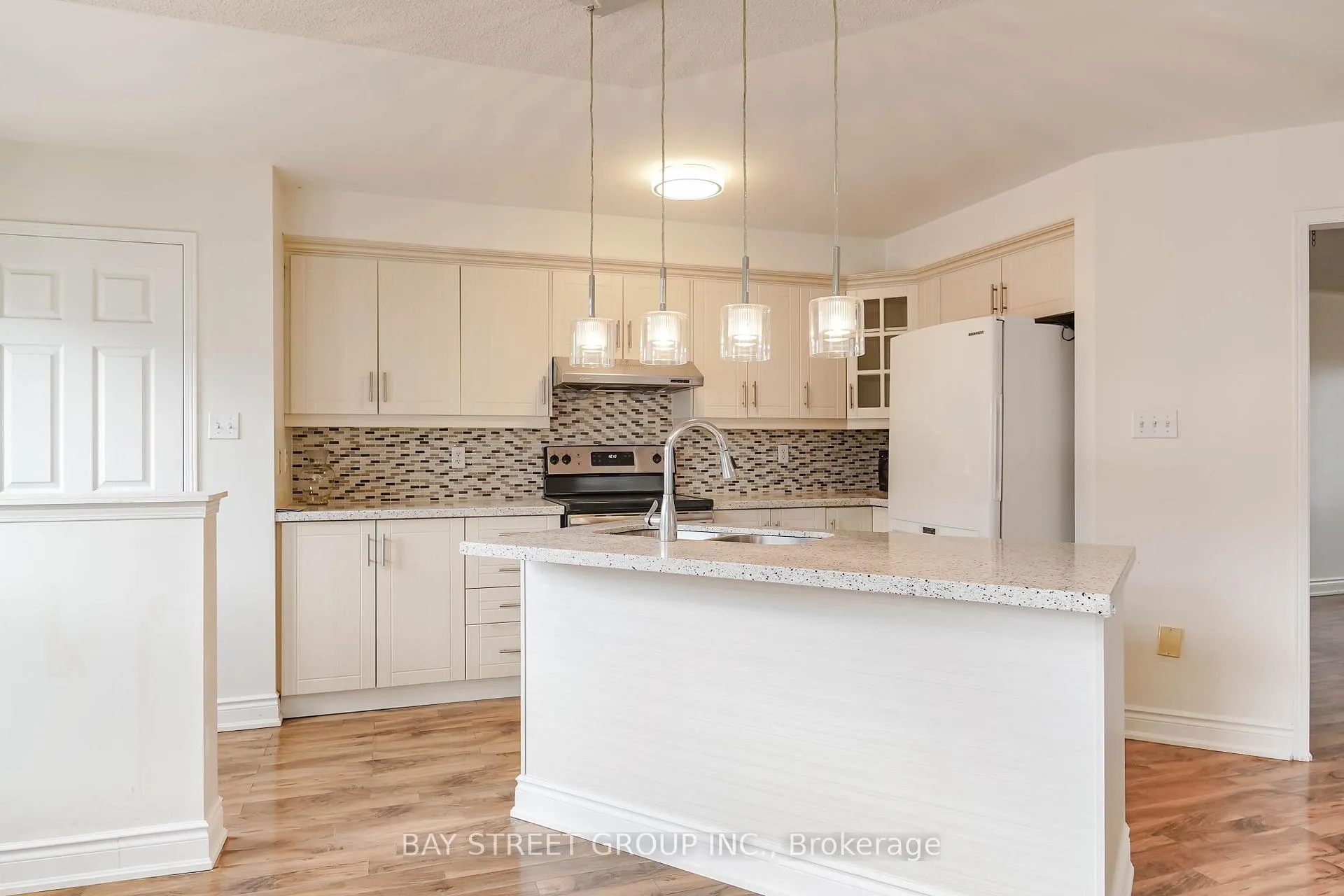 Photo 10 of 407 Hollandview Trail, Aurora, Bayview Wellington — HOMEH