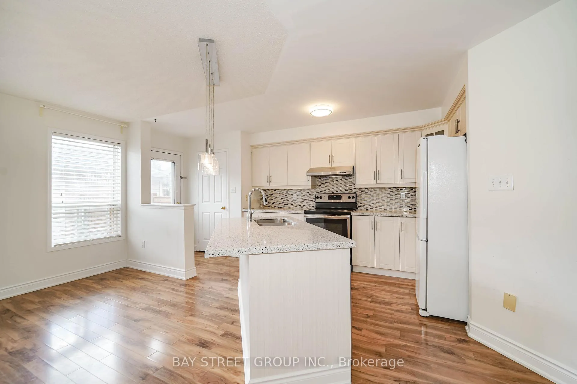 Photo 11 of 407 Hollandview Trail, Aurora, Bayview Wellington — HOMEH