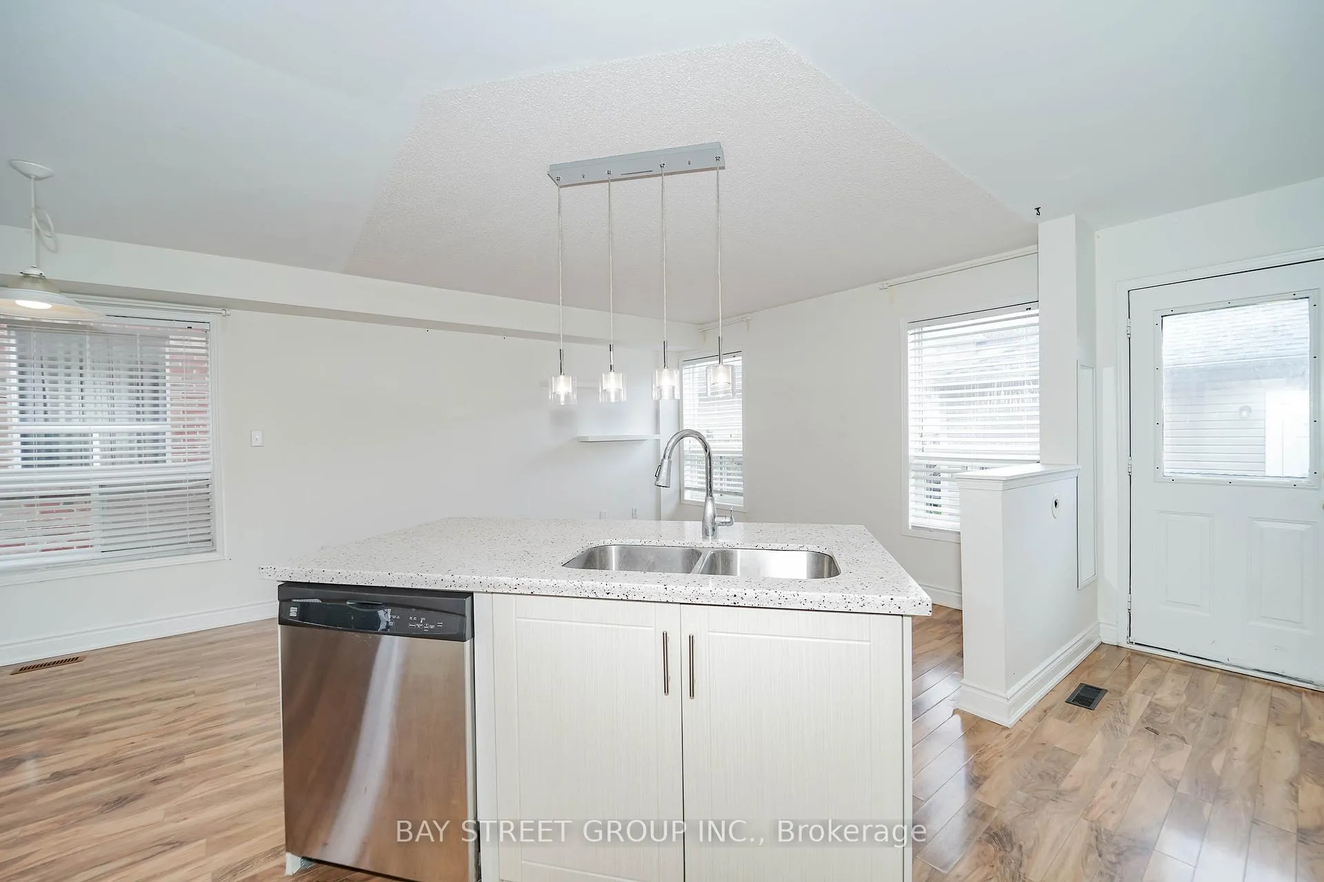 Photo 12 of 407 Hollandview Trail, Aurora, Bayview Wellington — HOMEH