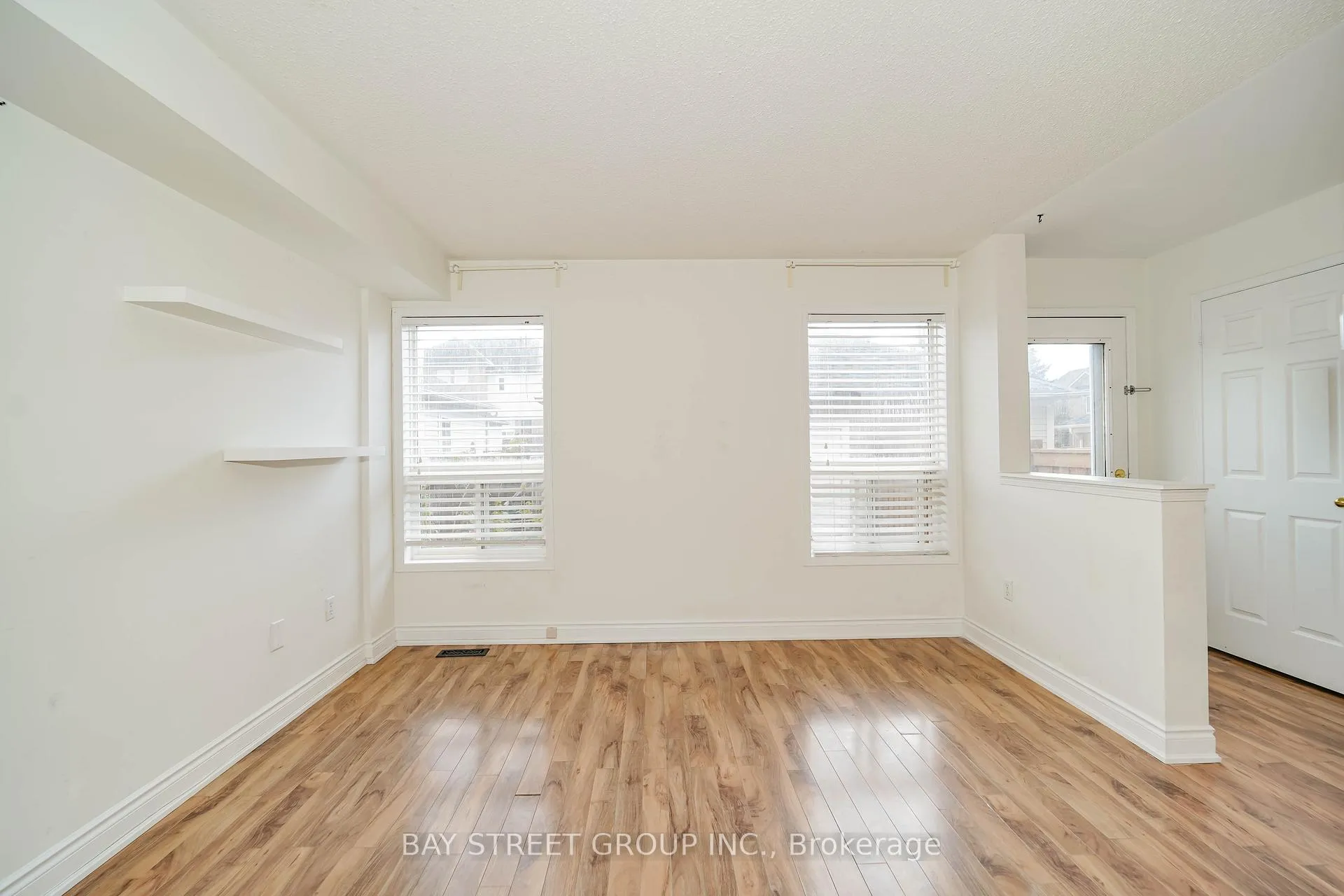 Photo 13 of 407 Hollandview Trail, Aurora, Bayview Wellington — HOMEH
