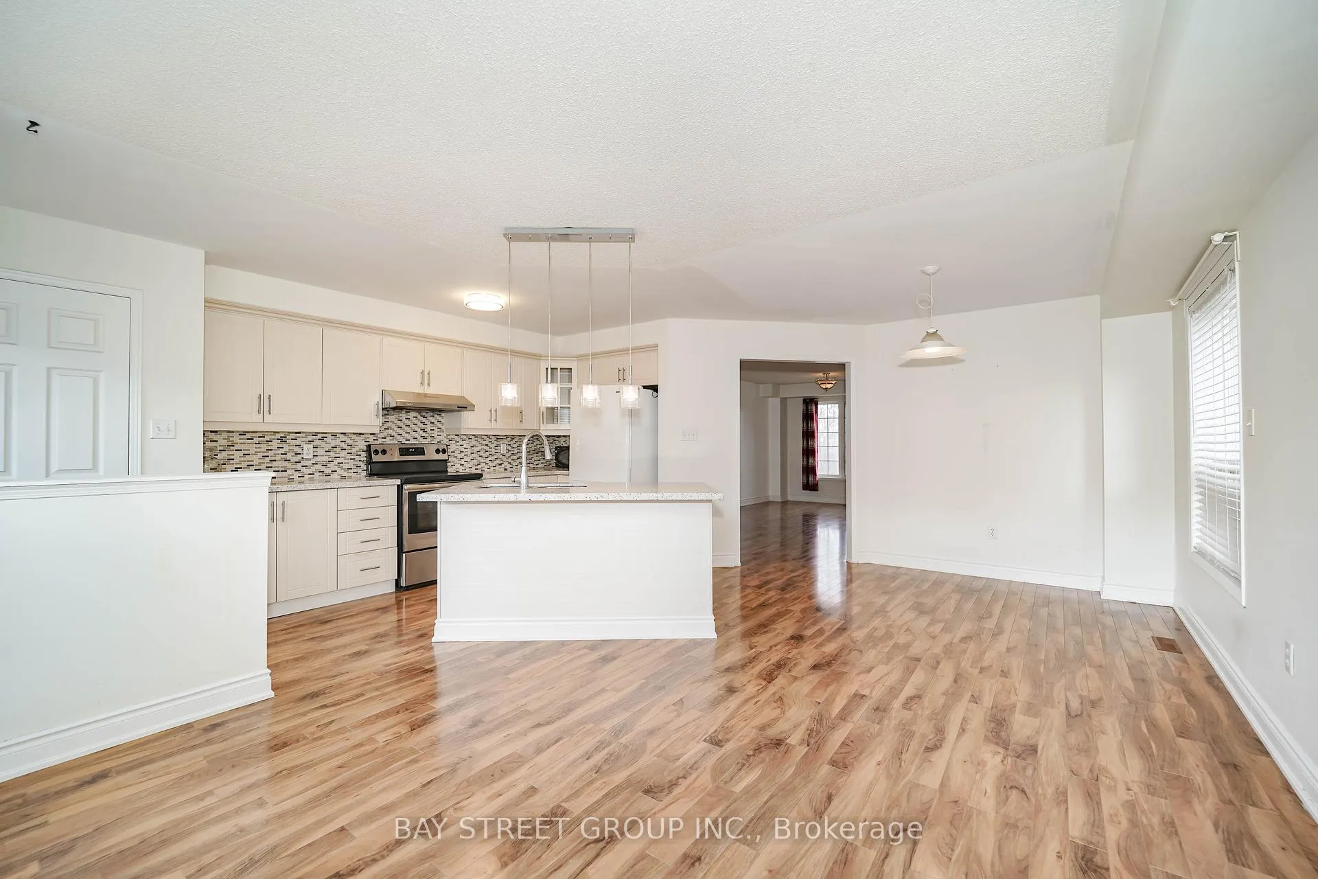Photo 14 of 407 Hollandview Trail, Aurora, Bayview Wellington — HOMEH