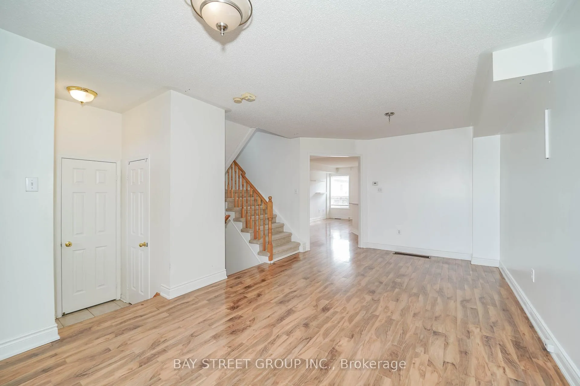 Photo 18 of 407 Hollandview Trail, Aurora, Bayview Wellington — HOMEH