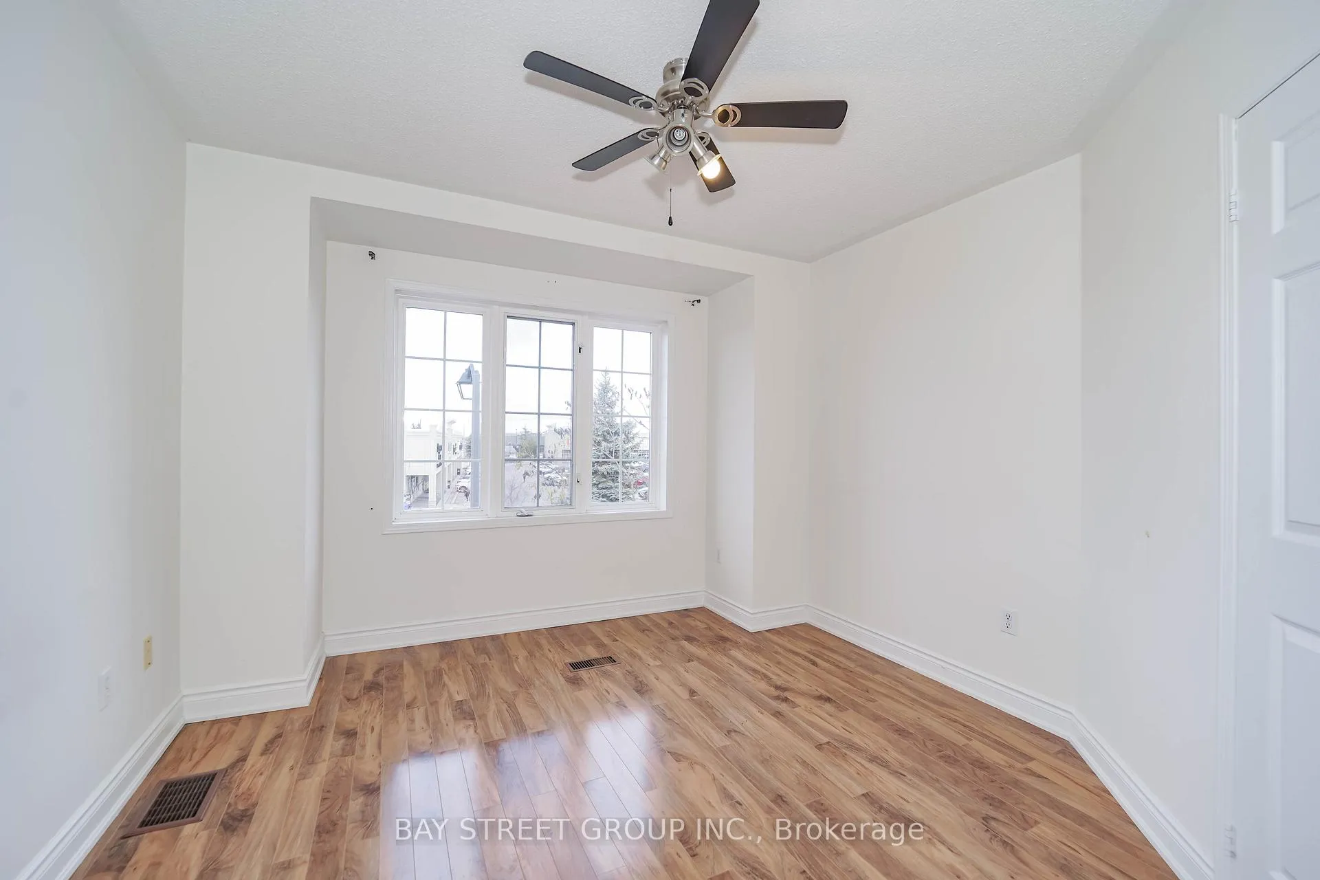 Photo 22 of 407 Hollandview Trail, Aurora, Bayview Wellington — HOMEH