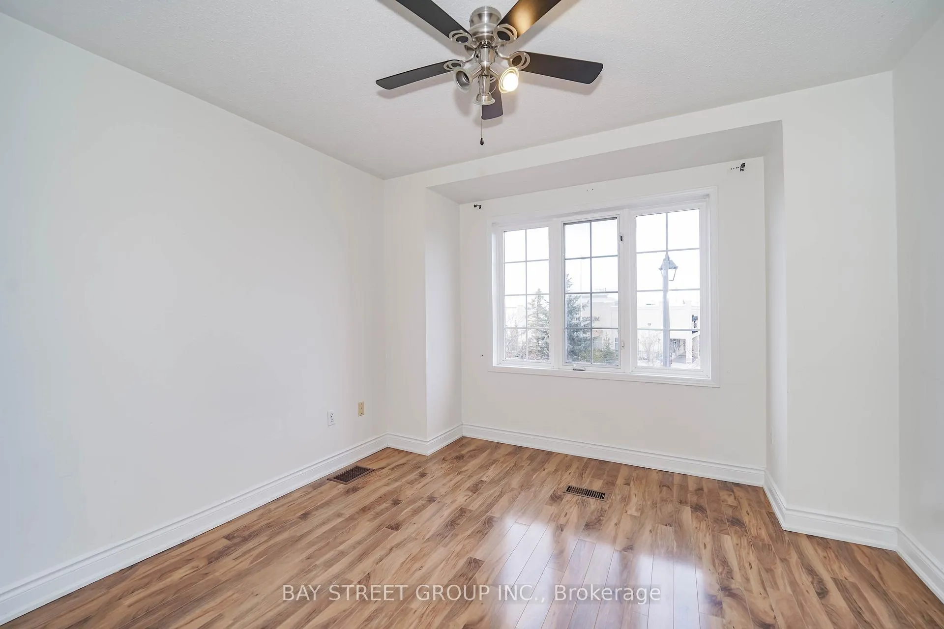 Photo 24 of 407 Hollandview Trail, Aurora, Bayview Wellington — HOMEH