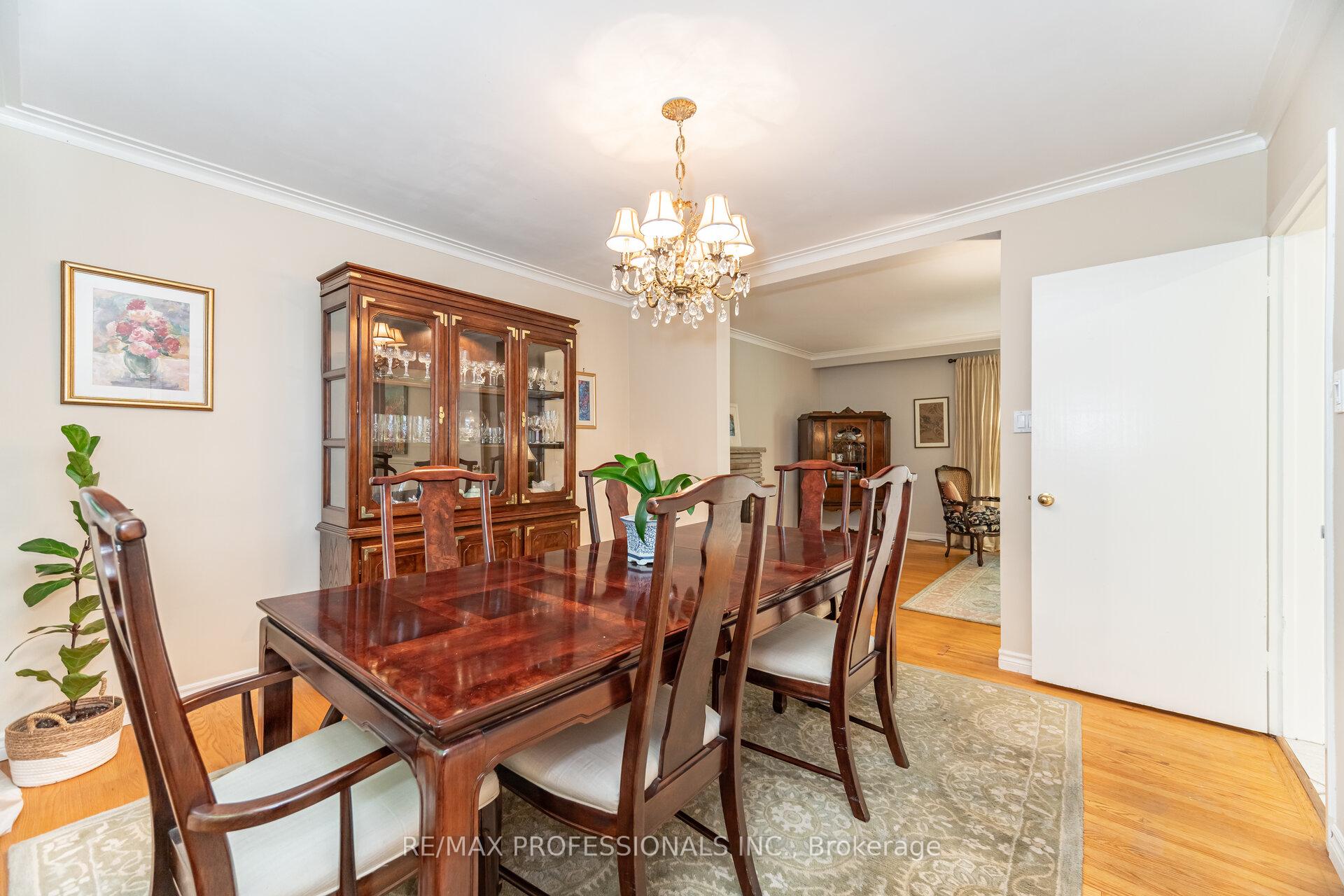 Photo 10 of 7 Queensborough Crescent, Etobicoke, Willowridge-Martingrove-Richview — HOMEH