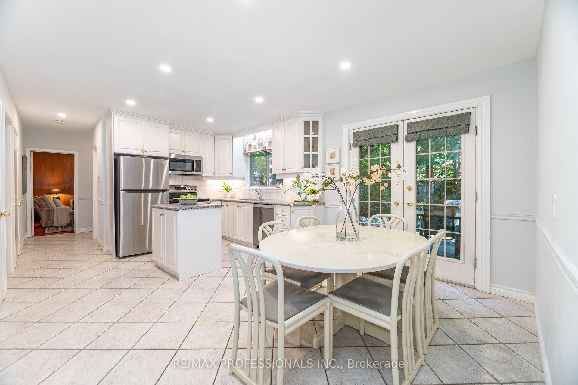 Photo 12 of 7 Queensborough Crescent, Etobicoke, Willowridge-Martingrove-Richview — HOMEH