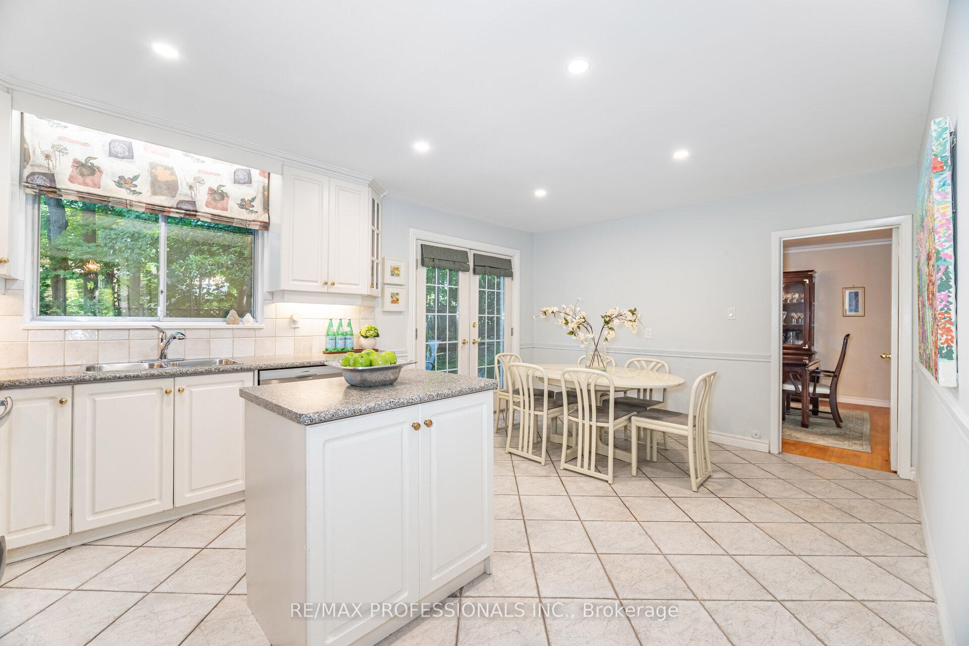 Photo 13 of 7 Queensborough Crescent, Etobicoke, Willowridge-Martingrove-Richview — HOMEH