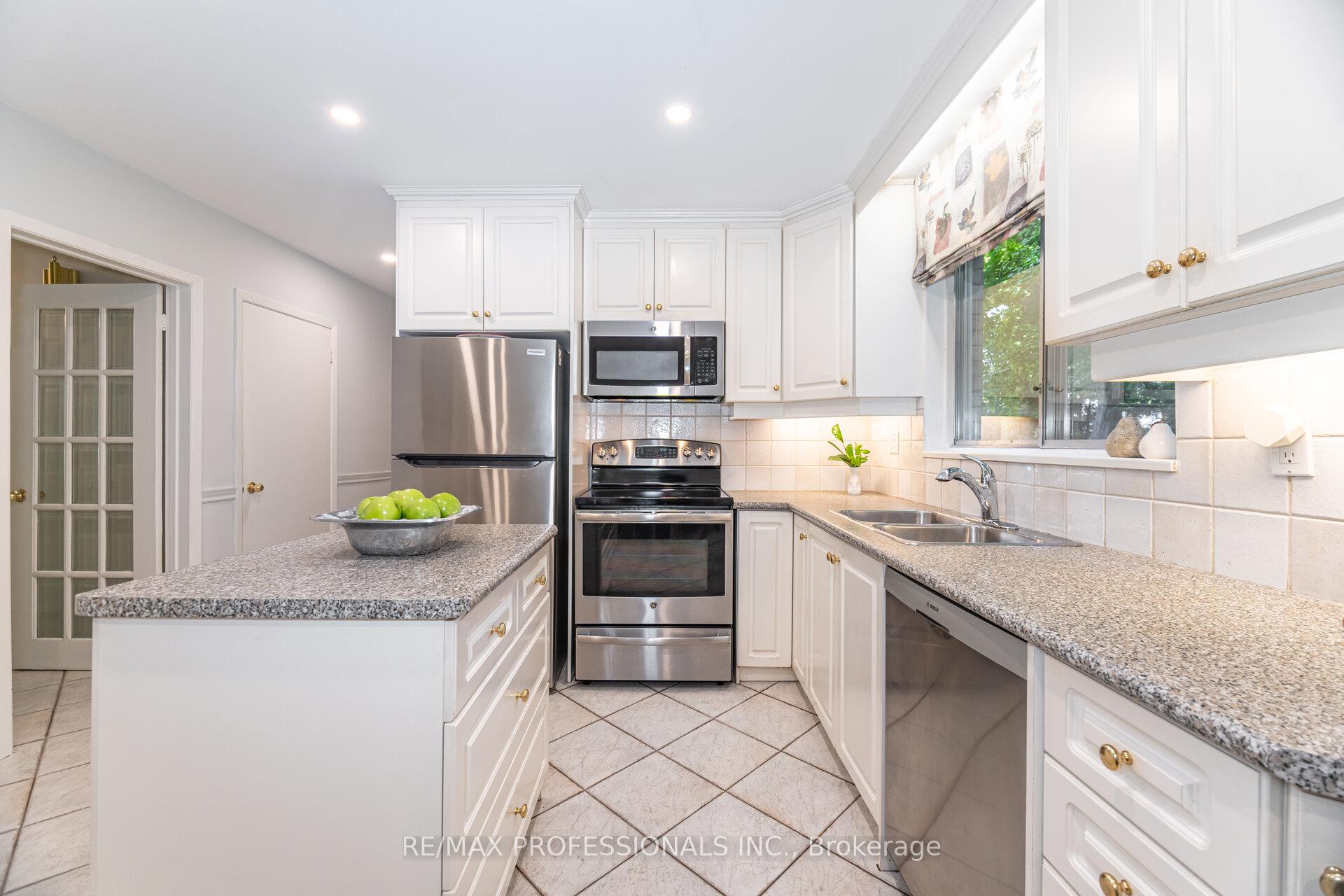 Photo 14 of 7 Queensborough Crescent, Etobicoke, Willowridge-Martingrove-Richview — HOMEH