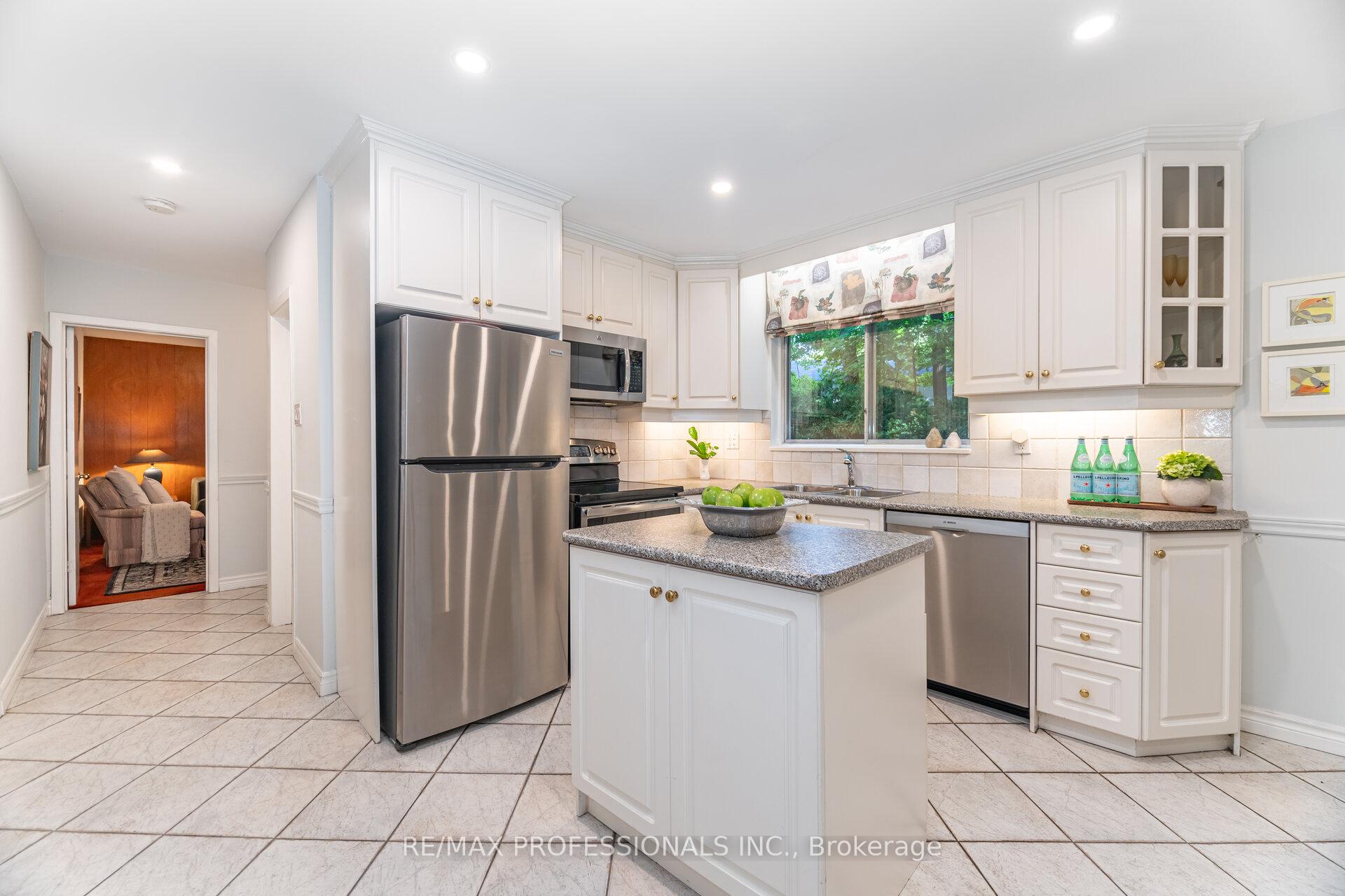 Photo 15 of 7 Queensborough Crescent, Etobicoke, Willowridge-Martingrove-Richview — HOMEH