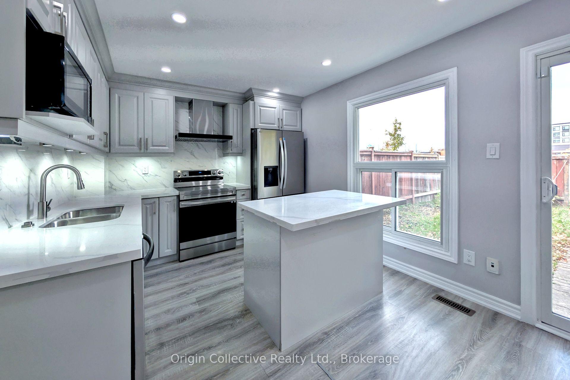 Photo 3 of 47 Woolenscote Circle, Etobicoke, West Humber-Clairville — HOMEH