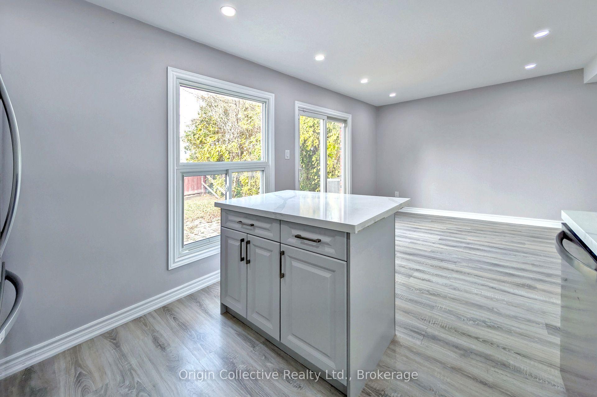 Photo 9 of 47 Woolenscote Circle, Etobicoke, West Humber-Clairville — HOMEH