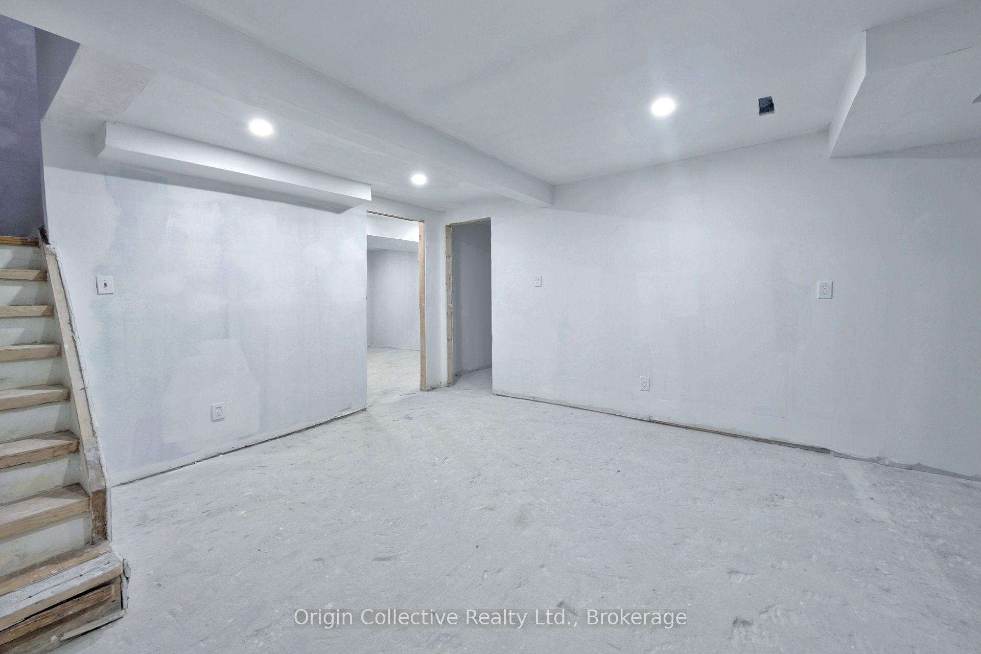 Photo 34 of 47 Woolenscote Circle, Etobicoke, West Humber-Clairville — HOMEH