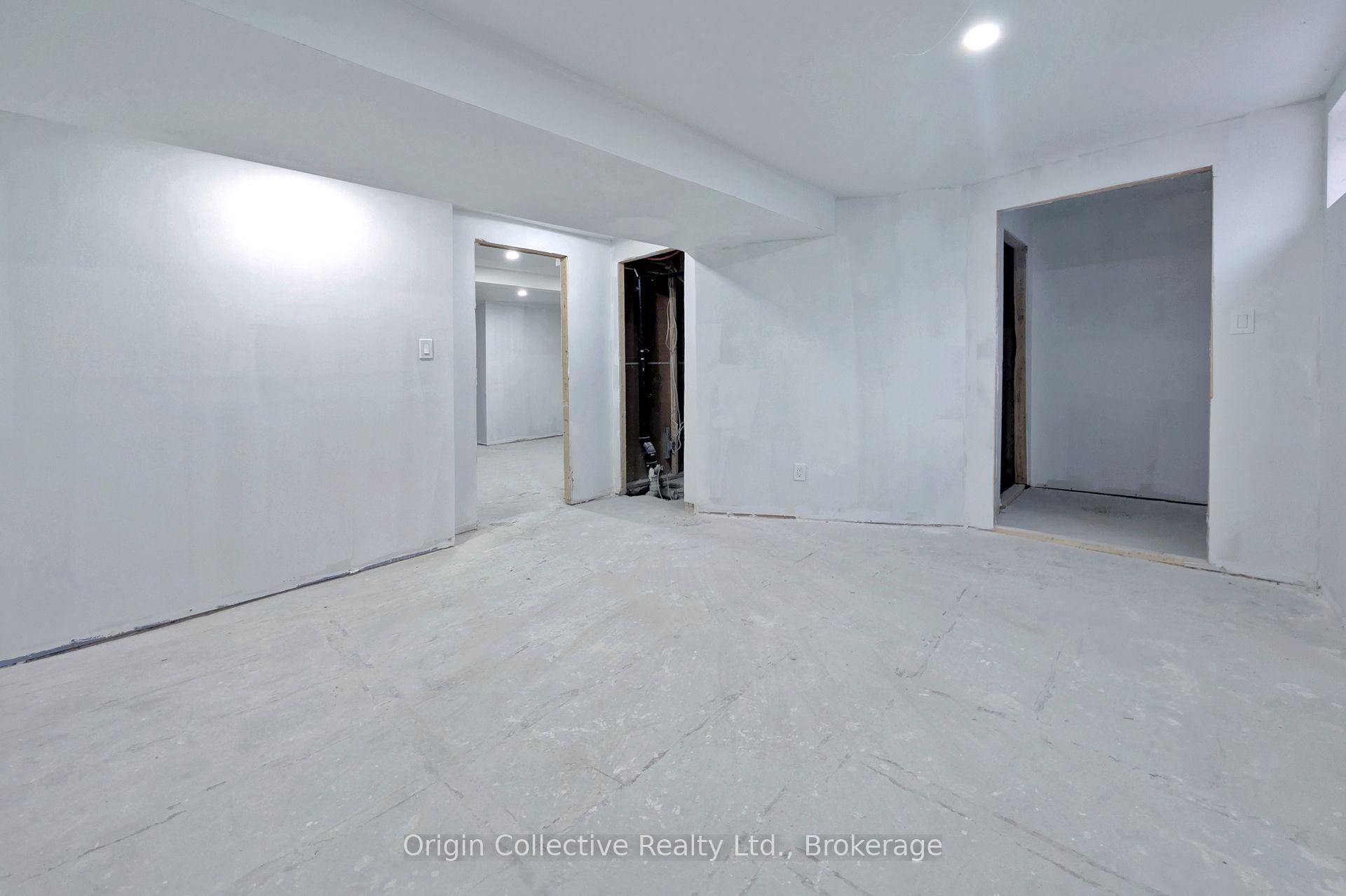 Photo 37 of 47 Woolenscote Circle, Etobicoke, West Humber-Clairville — HOMEH