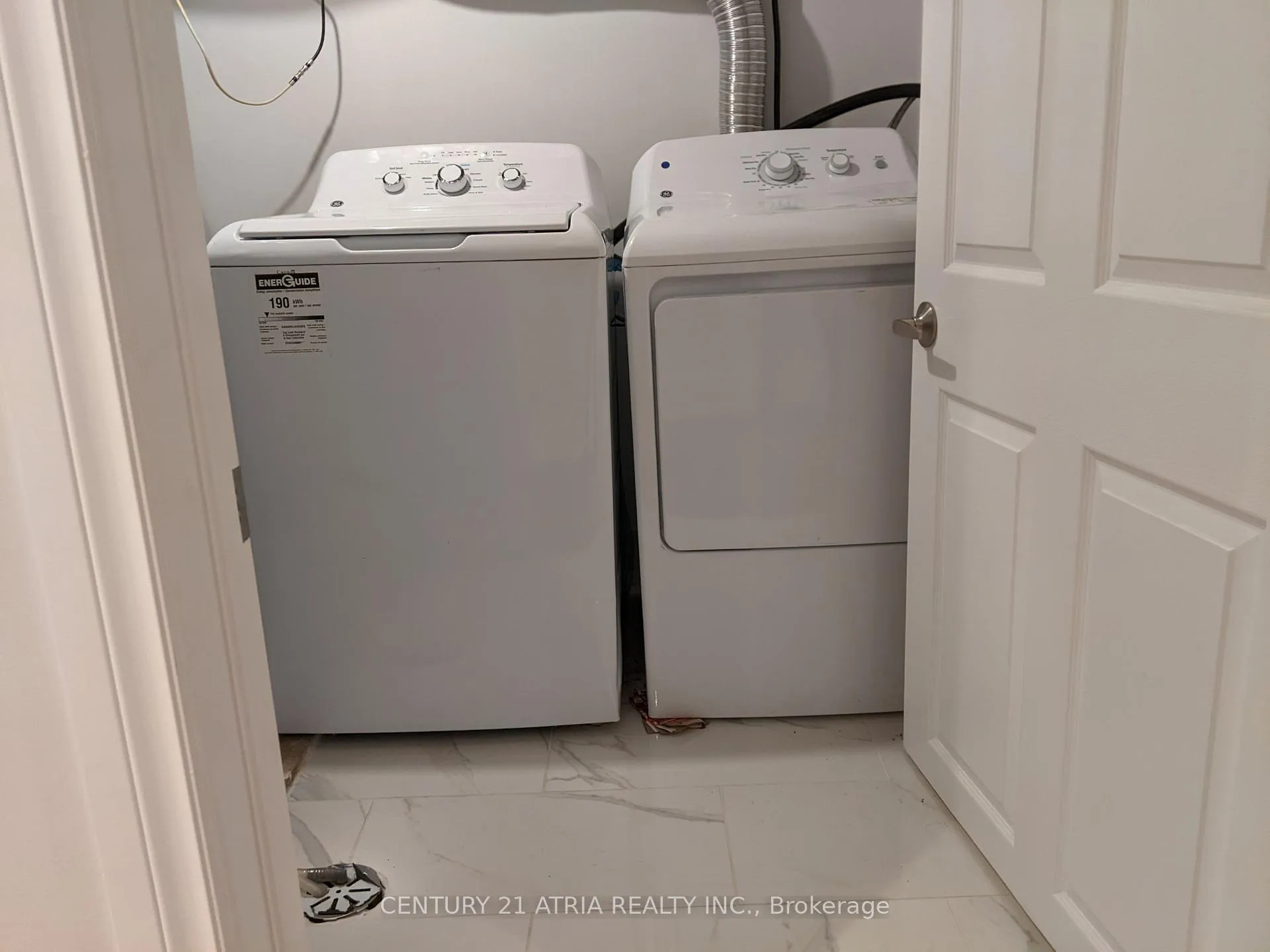 Photo 7 of Unit Lower, 107 Murray Drive, Aurora, Aurora Highlands — HOMEH