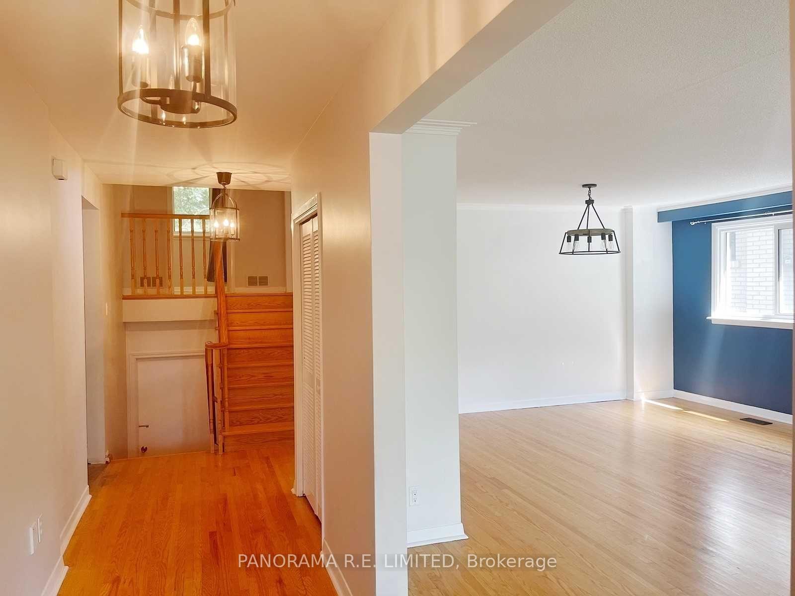 Photo 2 of Unit Upper, 5 Kingsborough Crescent, Etobicoke, Willowridge-Martingrove-Richview — HOMEH