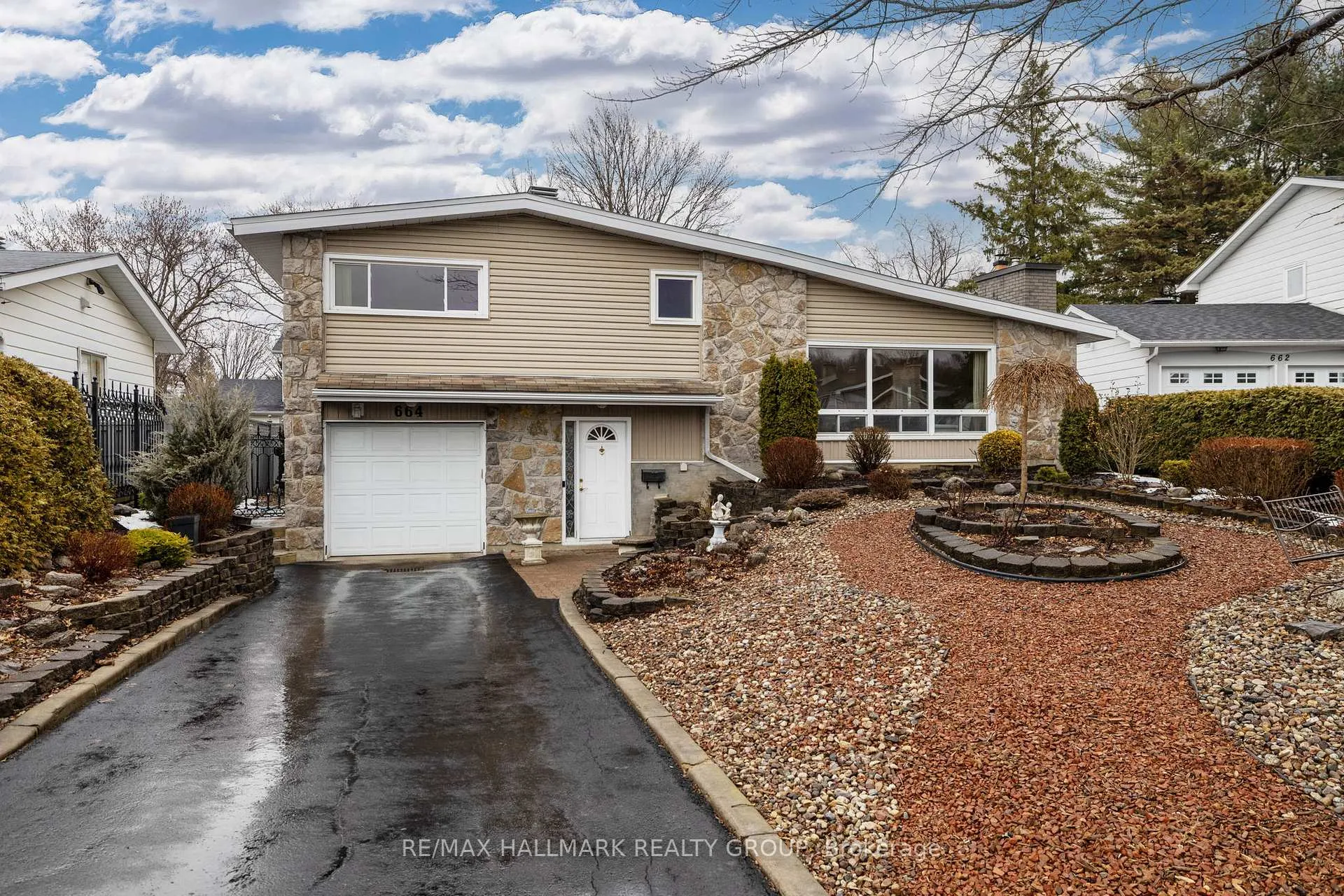 Front of 664 Glenhurst Crescent