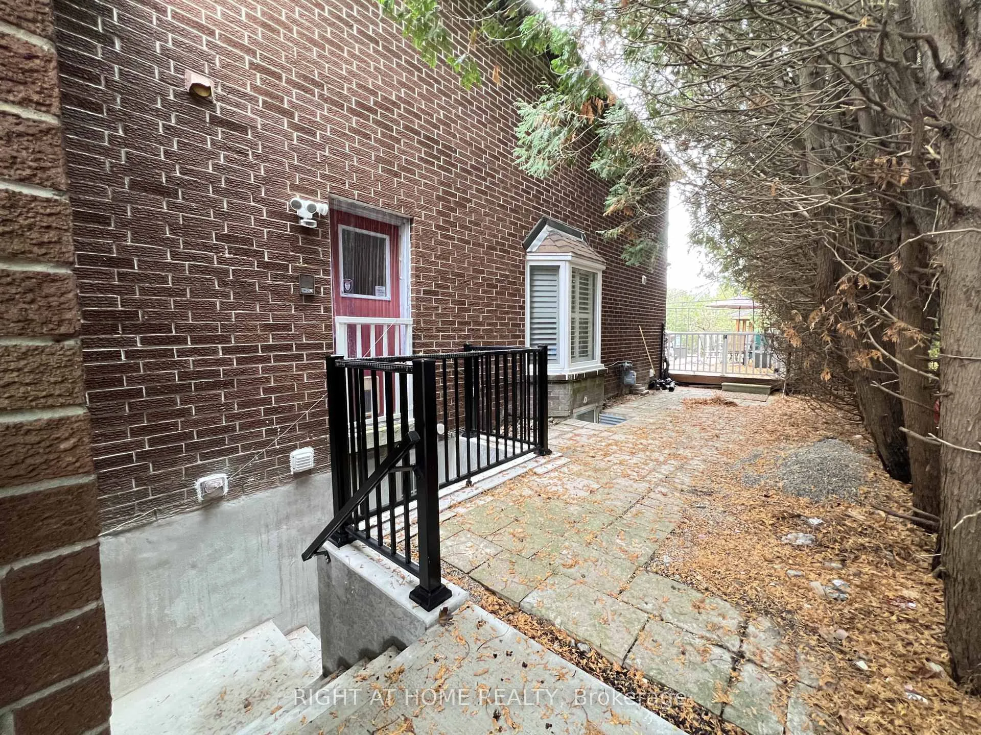 Photo 2 of Unit lower 2, 62 Mcclenny Drive, Aurora, Aurora Highlands — HOMEH