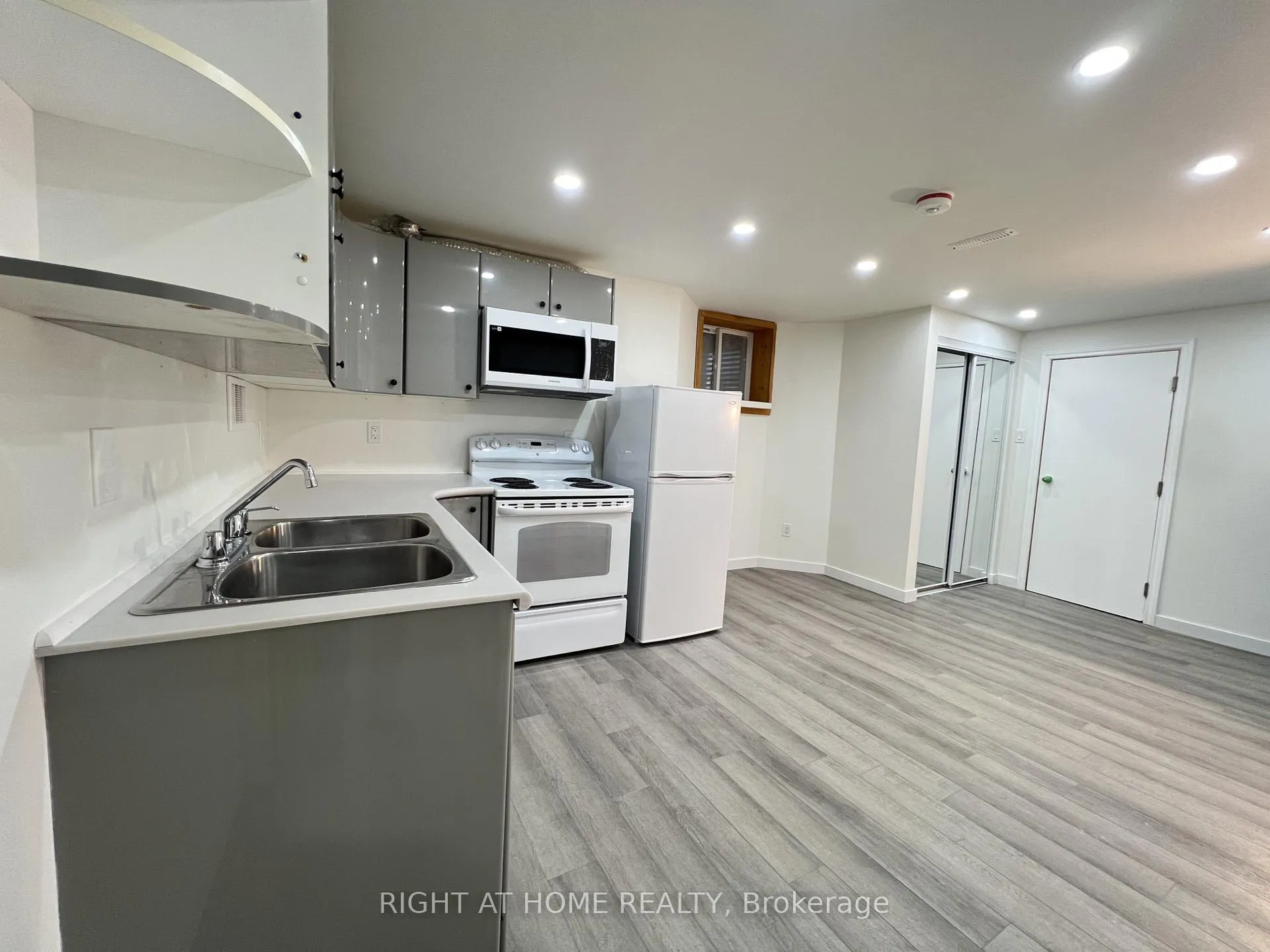 Photo 4 of Unit lower 2, 62 Mcclenny Drive, Aurora, Aurora Highlands — HOMEH