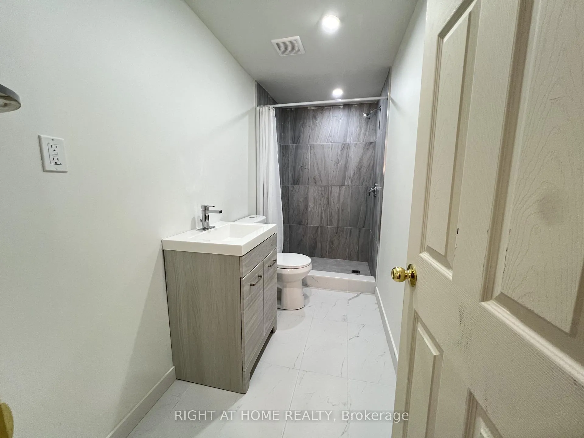 Photo 5 of Unit lower 2, 62 Mcclenny Drive, Aurora, Aurora Highlands — HOMEH