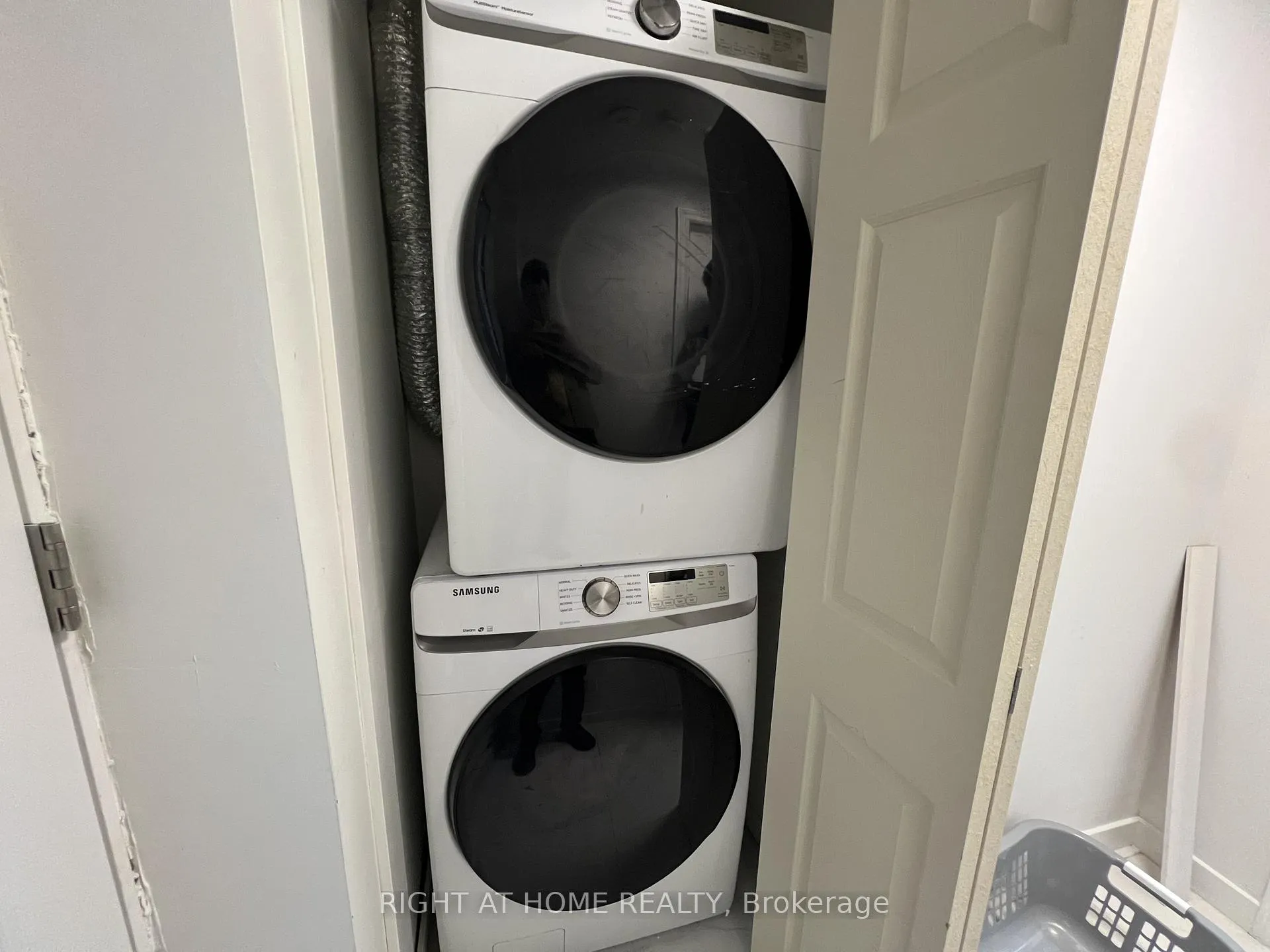 Photo 6 of Unit lower 2, 62 Mcclenny Drive, Aurora, Aurora Highlands — HOMEH