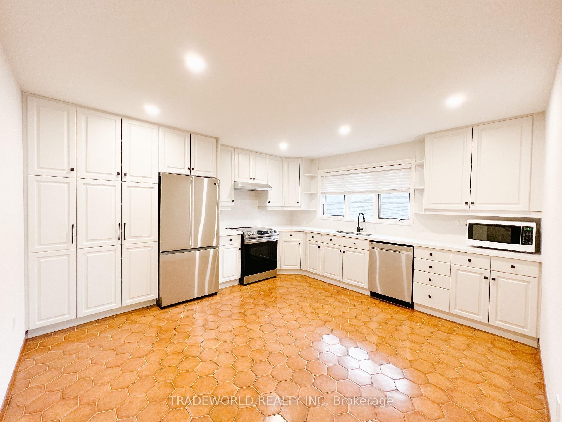 Photo 3 of Unit Upper, 4 Manorhampton Drive, Etobicoke, Willowridge-Martingrove-Richview — HOMEH