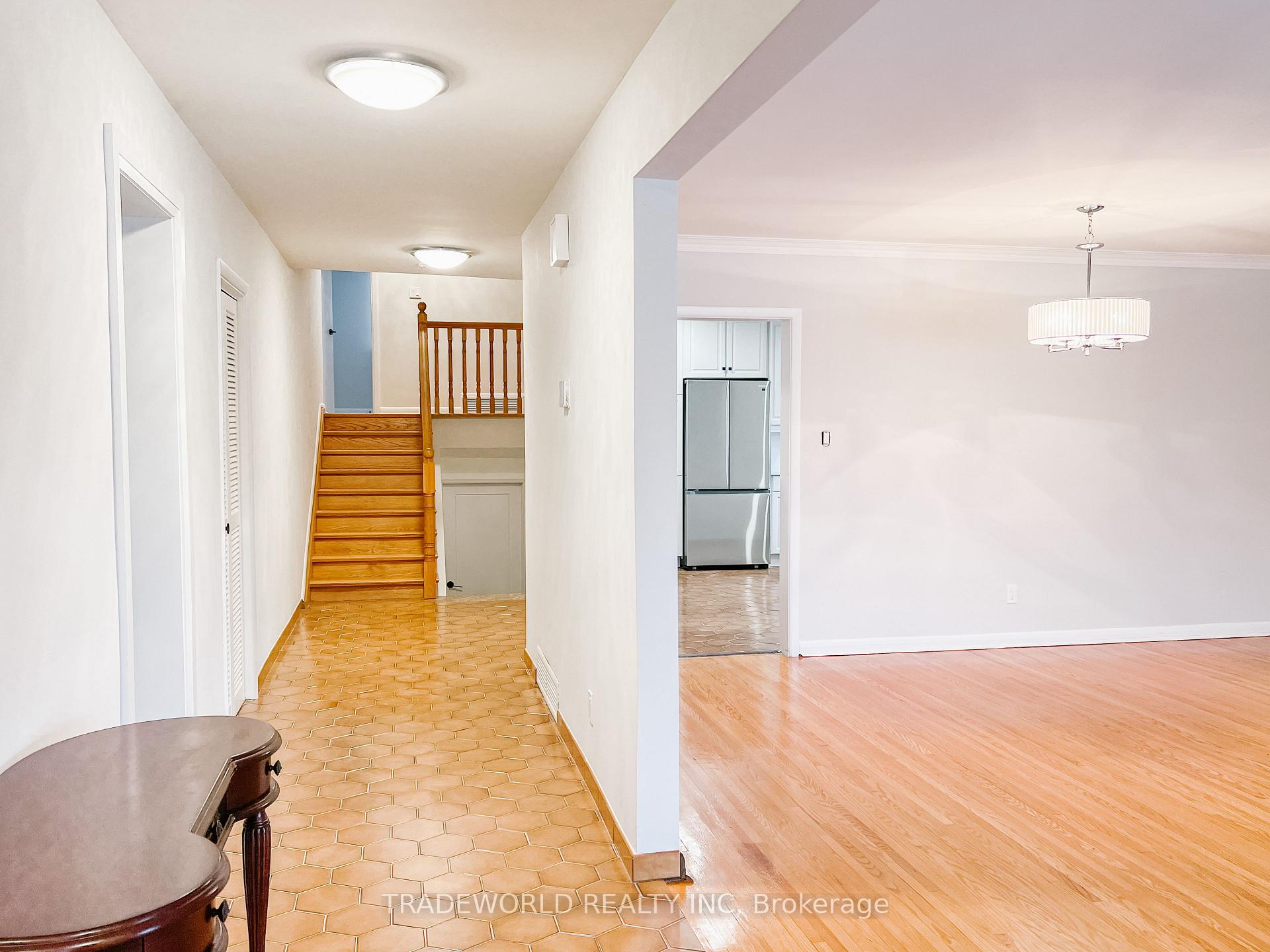 Photo 4 of Unit Upper, 4 Manorhampton Drive, Etobicoke, Willowridge-Martingrove-Richview — HOMEH
