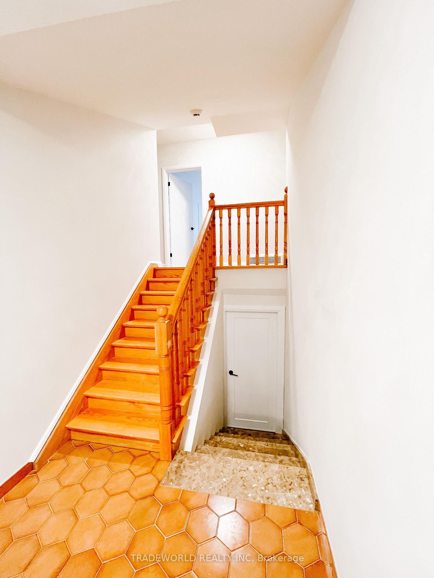 Photo 5 of Unit Upper, 4 Manorhampton Drive, Etobicoke, Willowridge-Martingrove-Richview — HOMEH