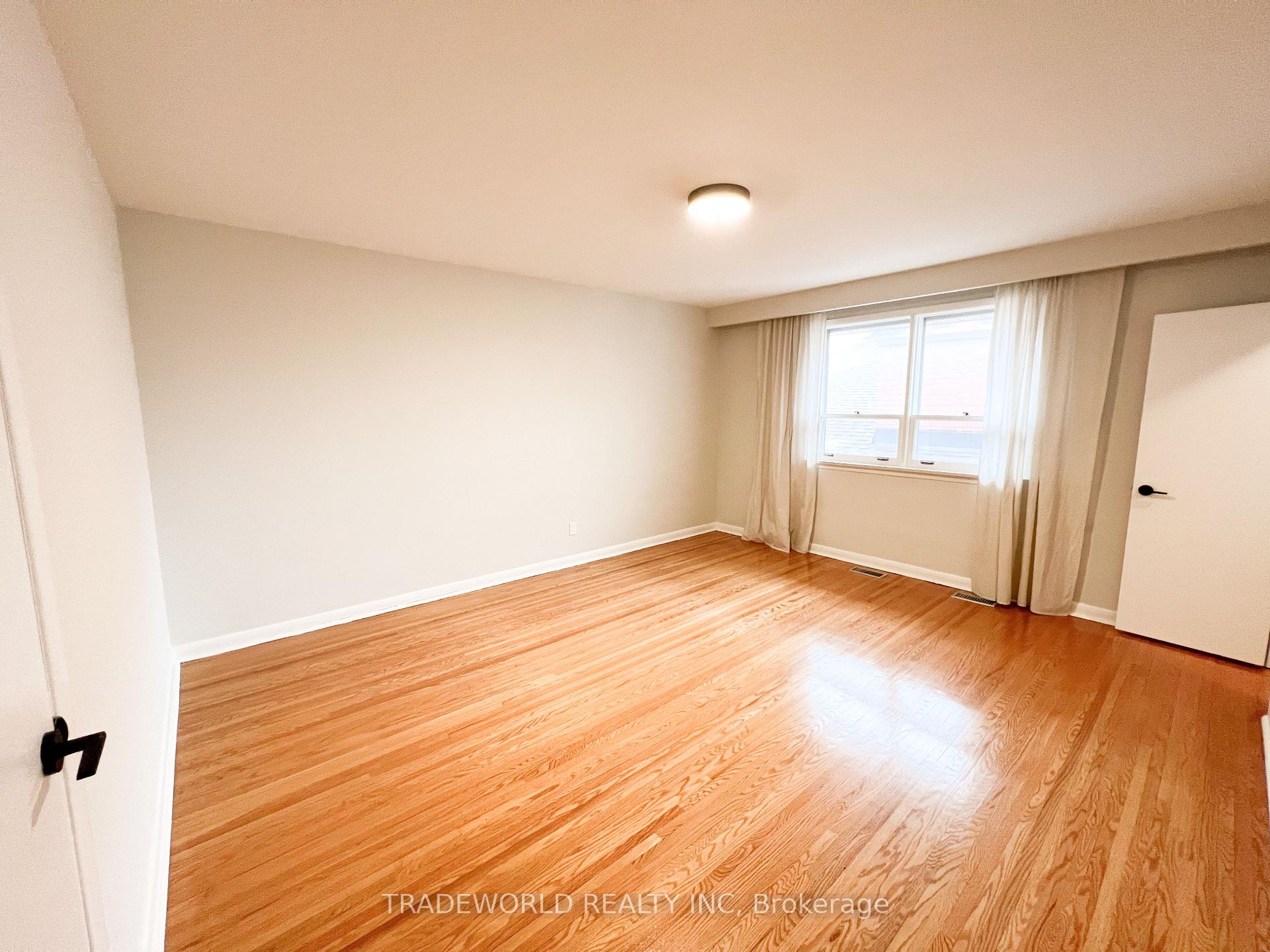 Photo 7 of Unit Upper, 4 Manorhampton Drive, Etobicoke, Willowridge-Martingrove-Richview — HOMEH