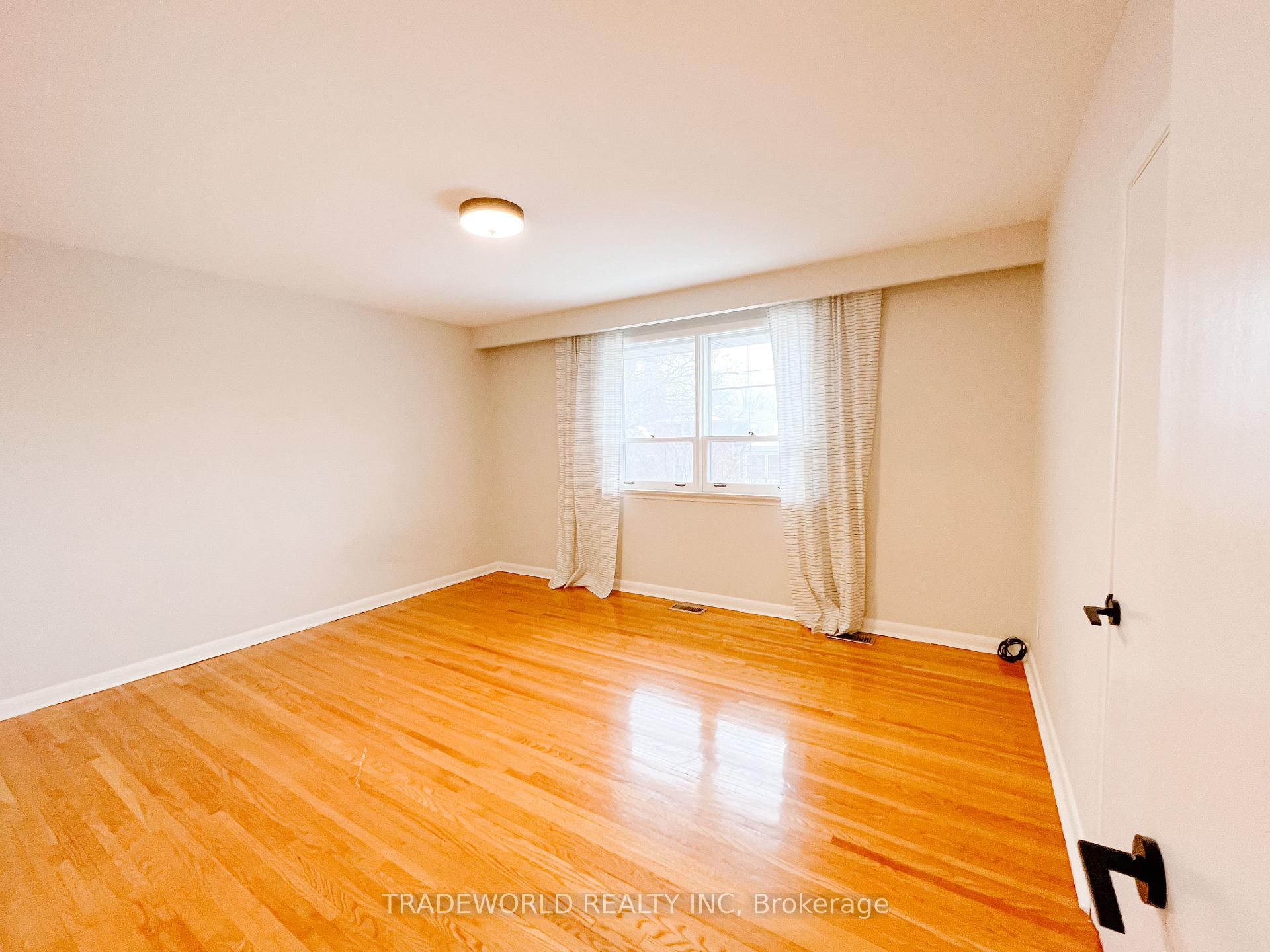 Photo 8 of Unit Upper, 4 Manorhampton Drive, Etobicoke, Willowridge-Martingrove-Richview — HOMEH