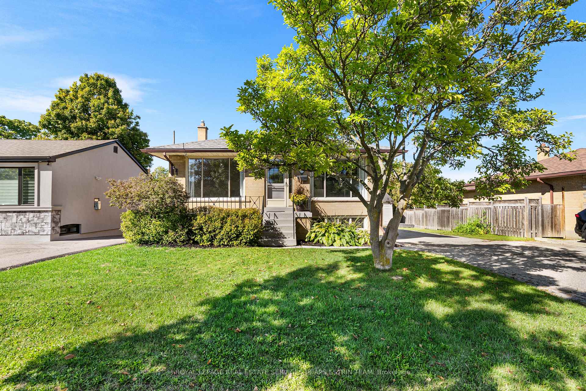 Photo 1 of 10 Golfdown Drive, Etobicoke, Elms-Old Rexdale — HOMEH