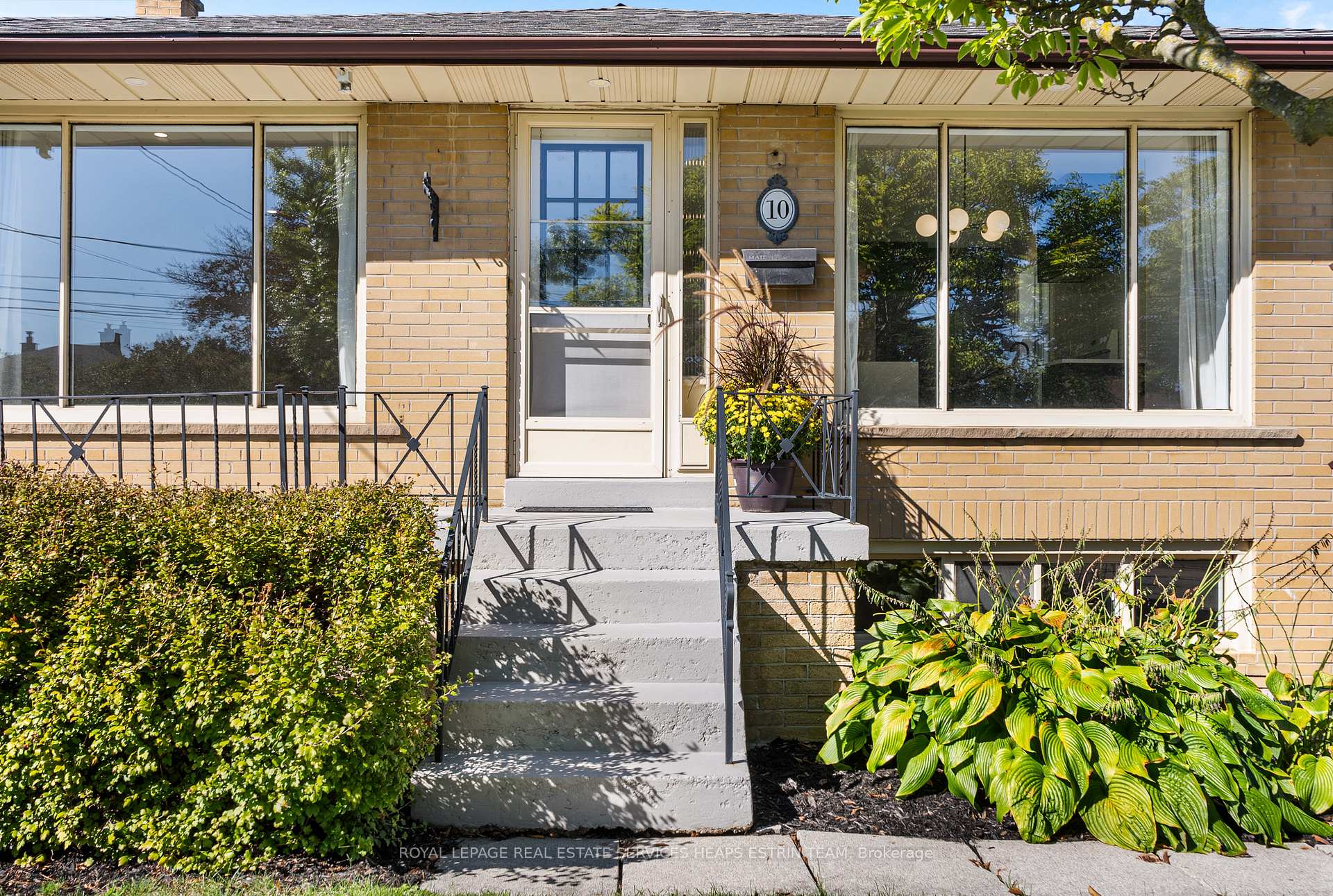 Photo 2 of 10 Golfdown Drive, Etobicoke, Elms-Old Rexdale — HOMEH