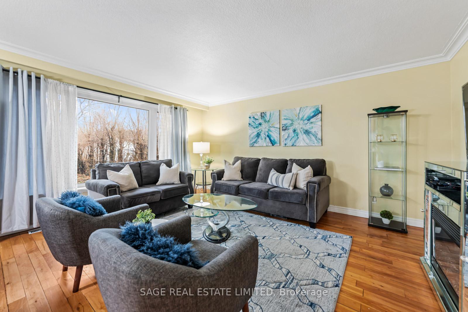 Photo 8 of 45 Dashwood Crescent, Etobicoke, Thistletown-Beaumonde Heights — HOMEH