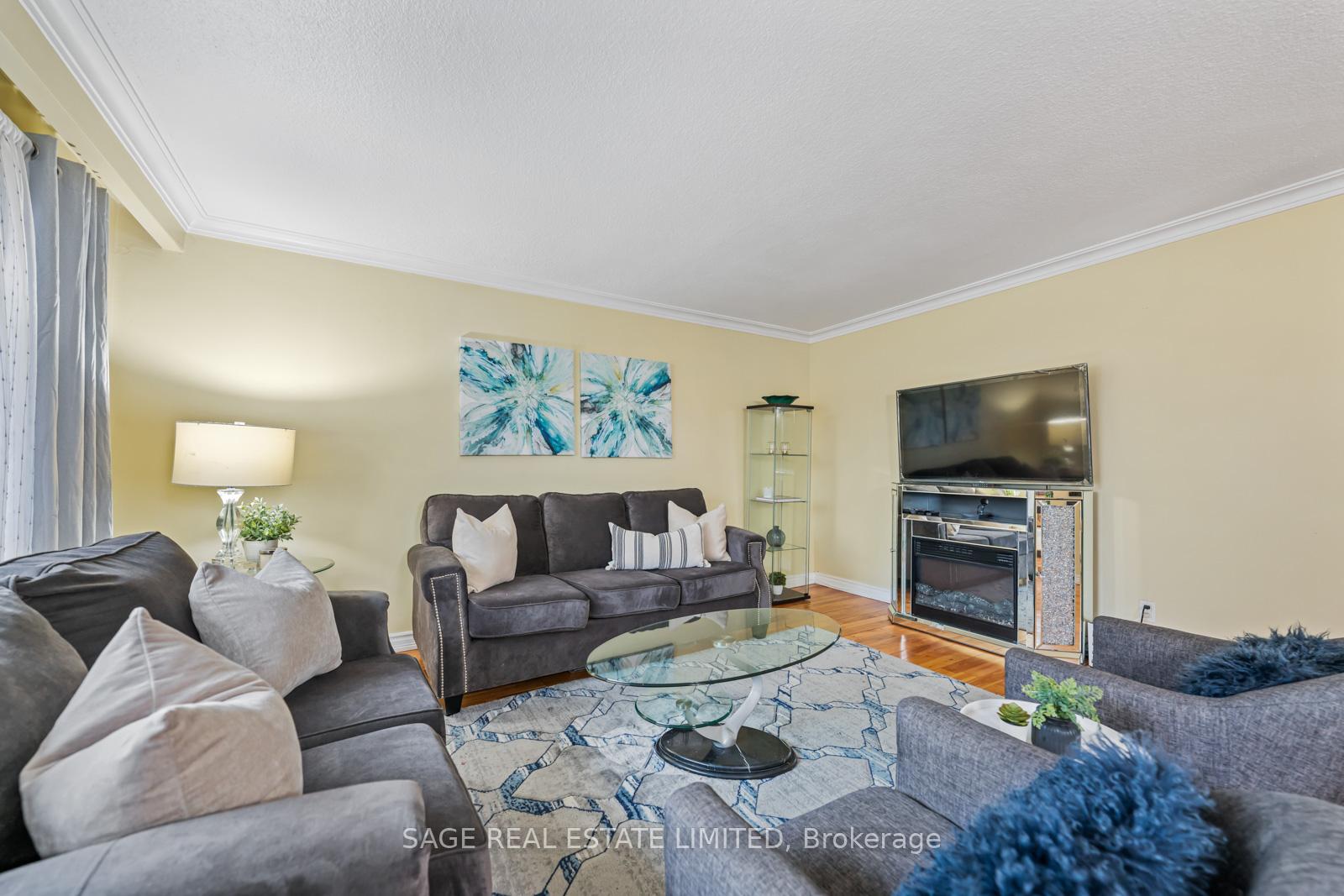 Photo 13 of 45 Dashwood Crescent, Etobicoke, Thistletown-Beaumonde Heights — HOMEH