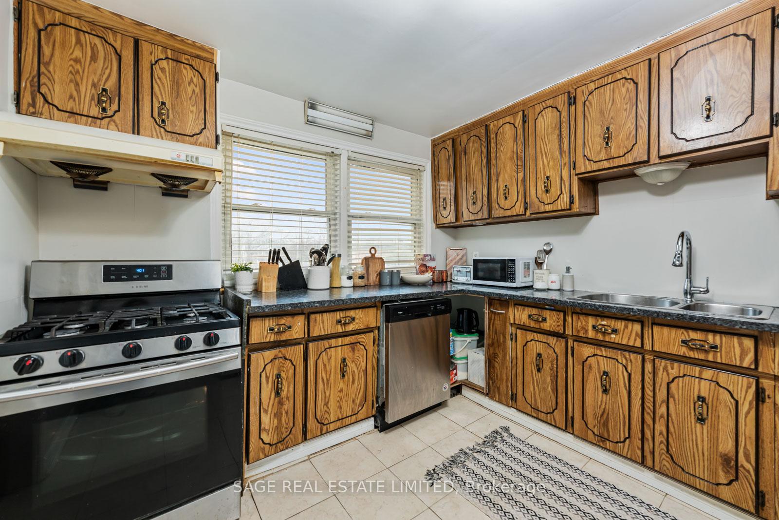 Photo 16 of 45 Dashwood Crescent, Etobicoke, Thistletown-Beaumonde Heights — HOMEH