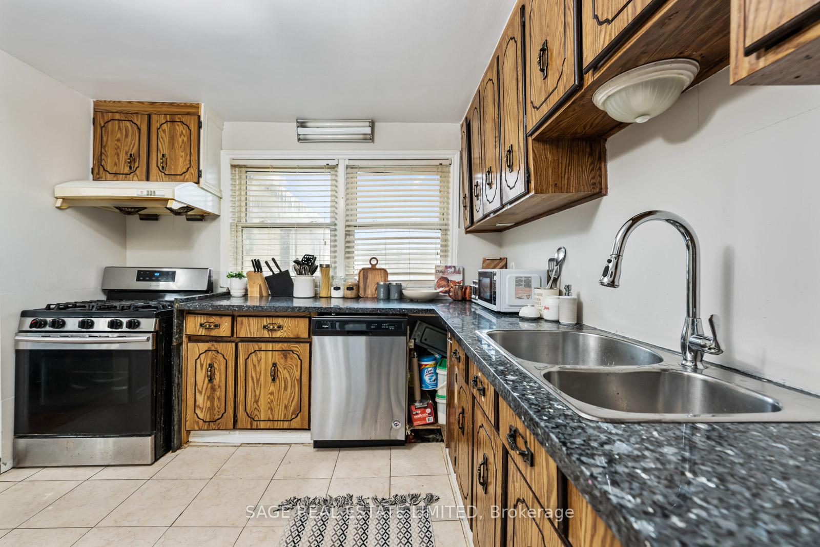 Photo 17 of 45 Dashwood Crescent, Etobicoke, Thistletown-Beaumonde Heights — HOMEH
