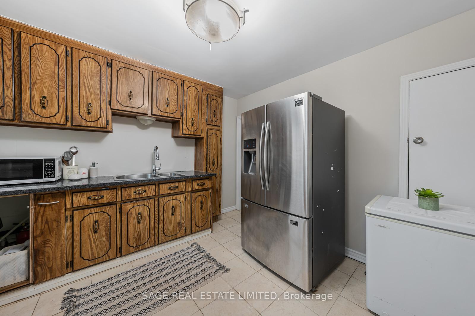 Photo 19 of 45 Dashwood Crescent, Etobicoke, Thistletown-Beaumonde Heights — HOMEH