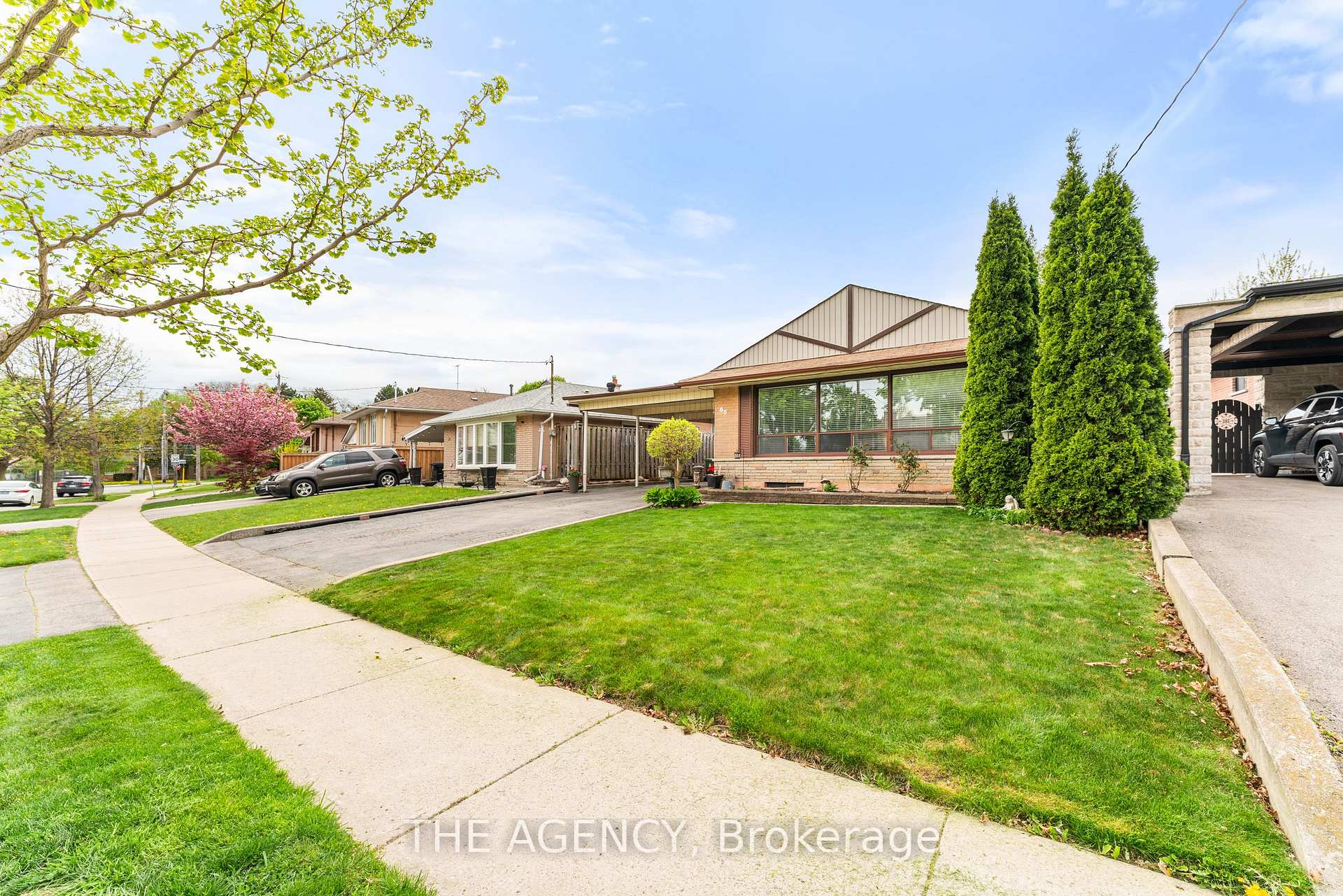 Photo 4 of 65 Barkwin Drive, Etobicoke, Thistletown-Beaumonde Heights — HOMEH