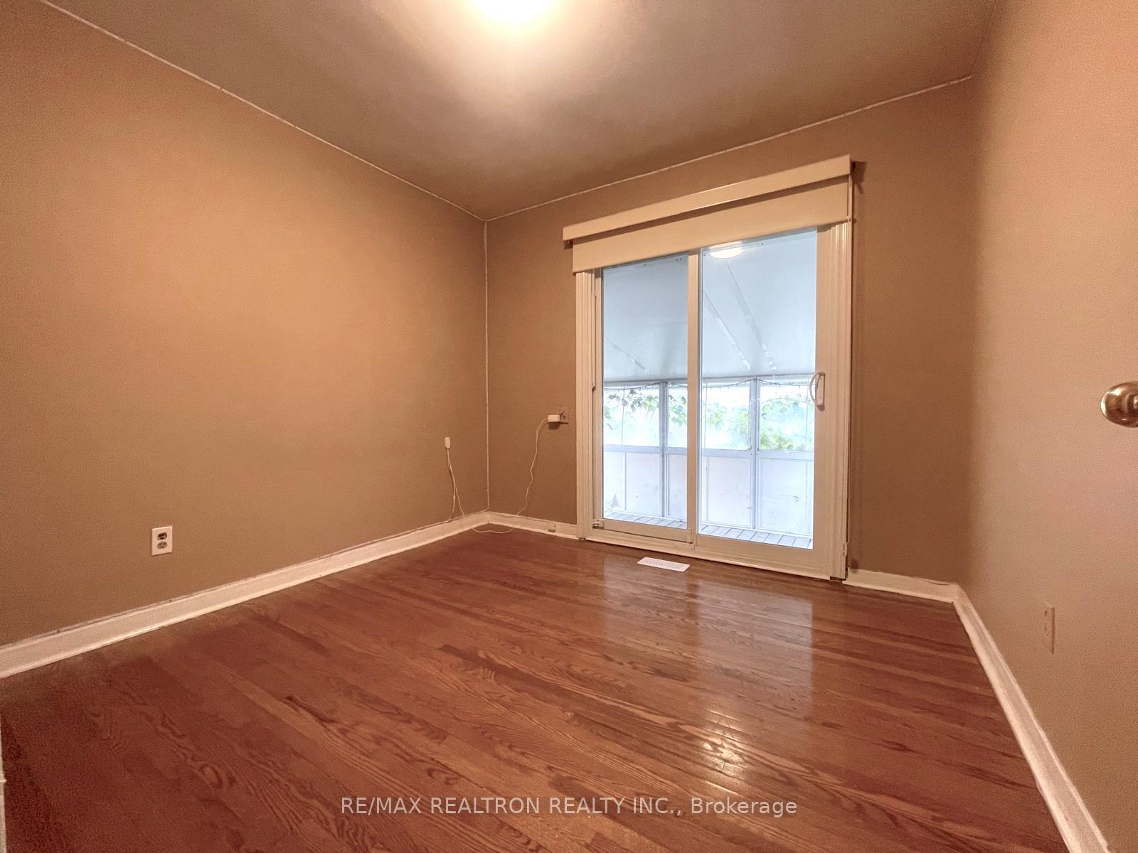 Photo 17 of 35 Kearney Drive, Etobicoke, West Humber-Clairville — HOMEH