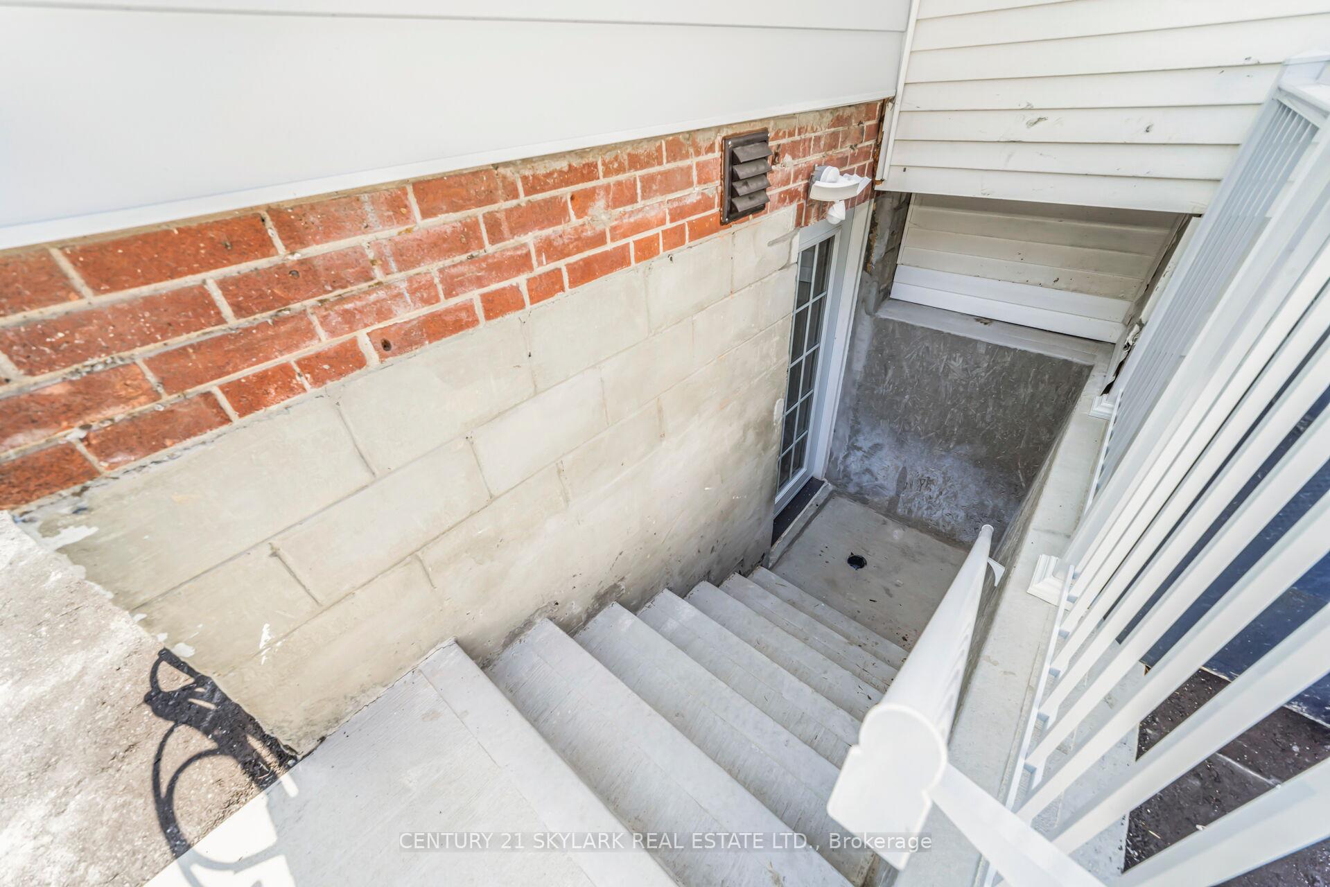 Photo 5 of Unit UNIT 3 LOWER, 9 Berry Creek Drive, Etobicoke, Rexdale-Kipling — HOMEH