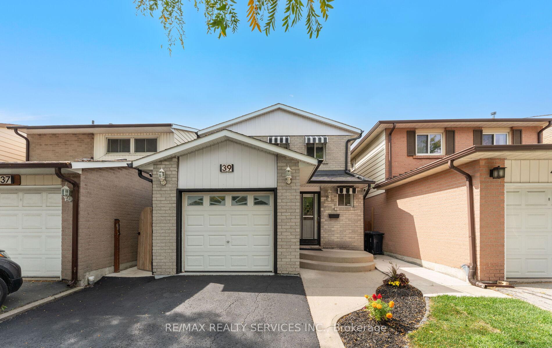 Photo 2 of 39 Autumn Glen Circle, Etobicoke, West Humber-Clairville — HOMEH