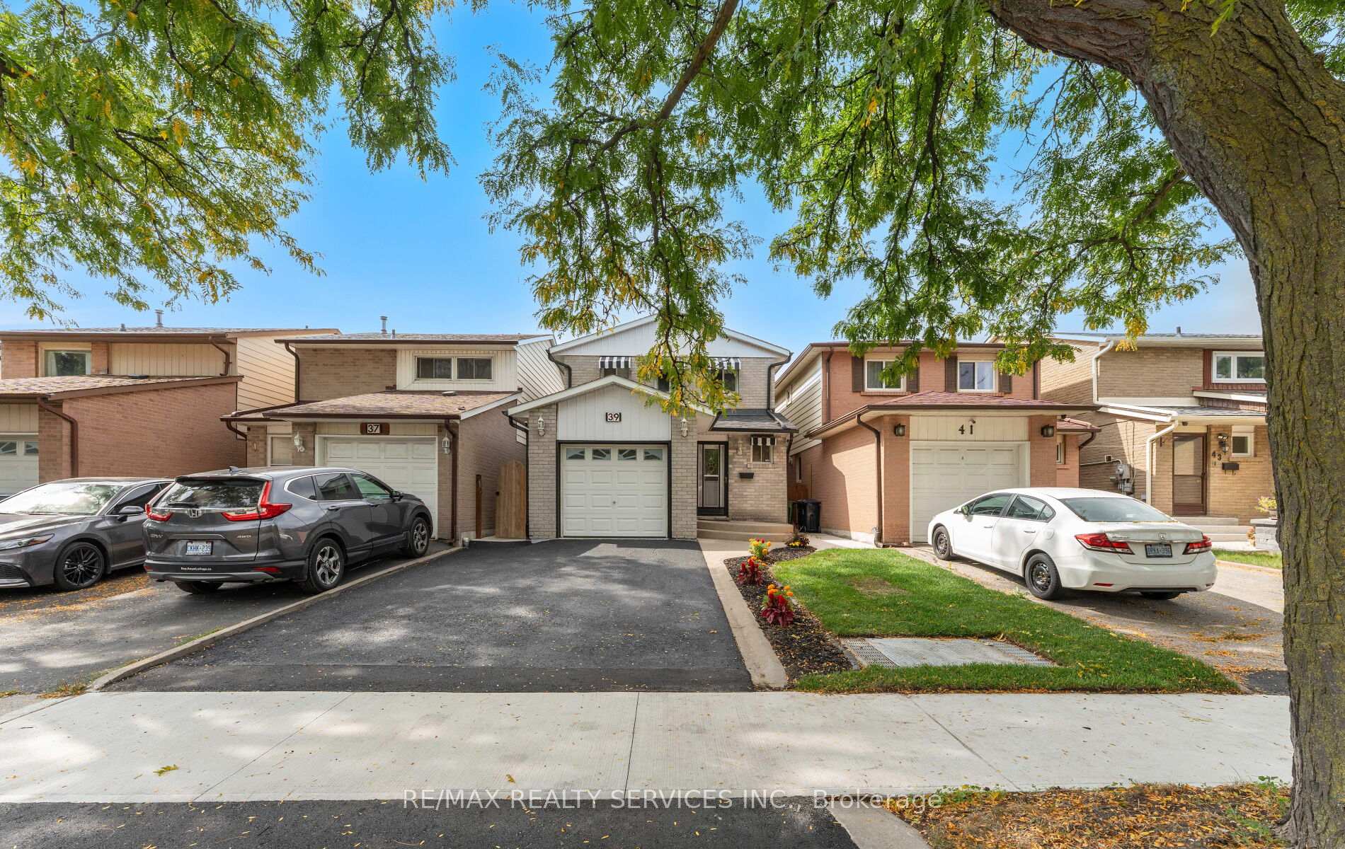 Photo 3 of 39 Autumn Glen Circle, Etobicoke, West Humber-Clairville — HOMEH
