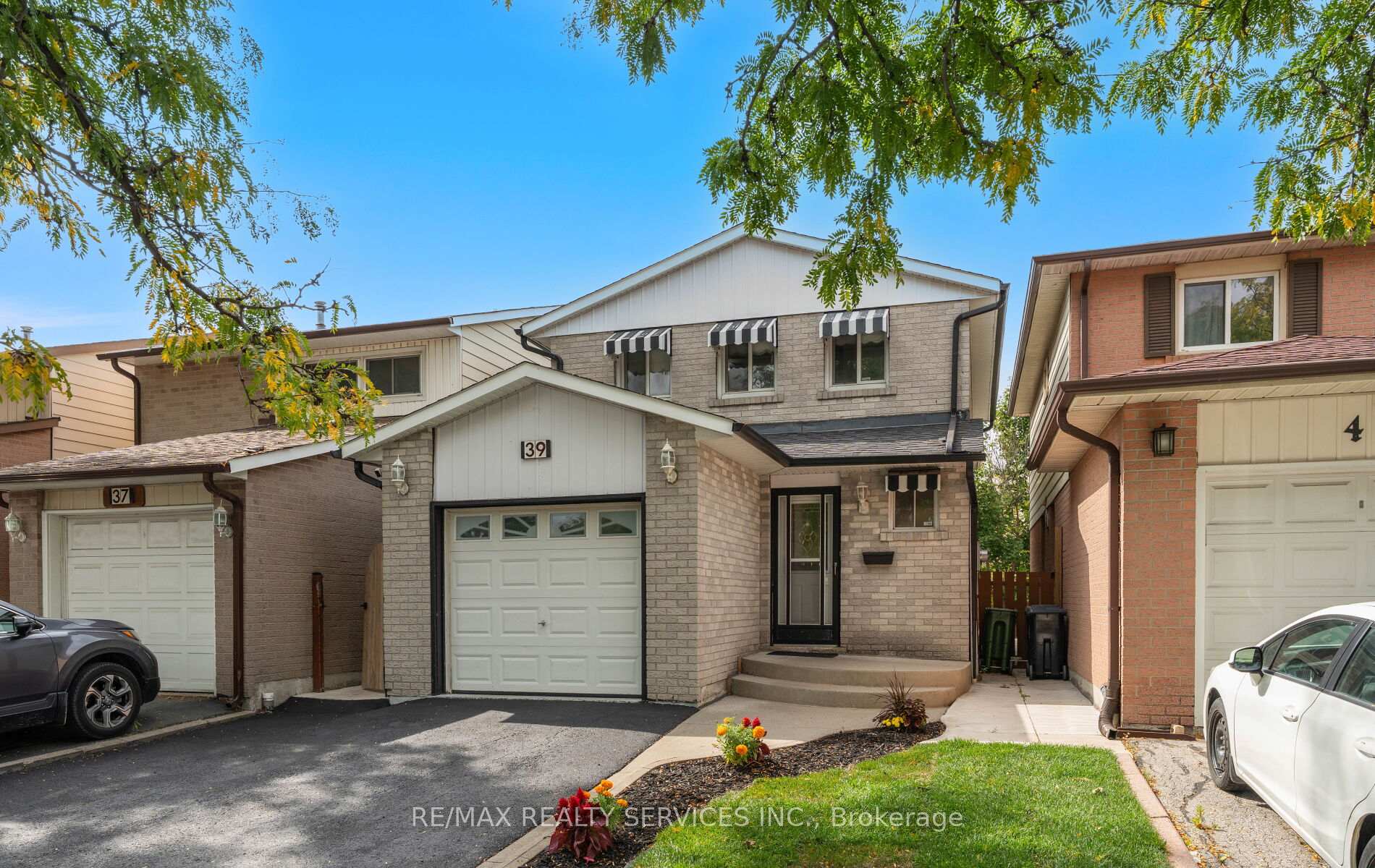 Photo 4 of 39 Autumn Glen Circle, Etobicoke, West Humber-Clairville — HOMEH