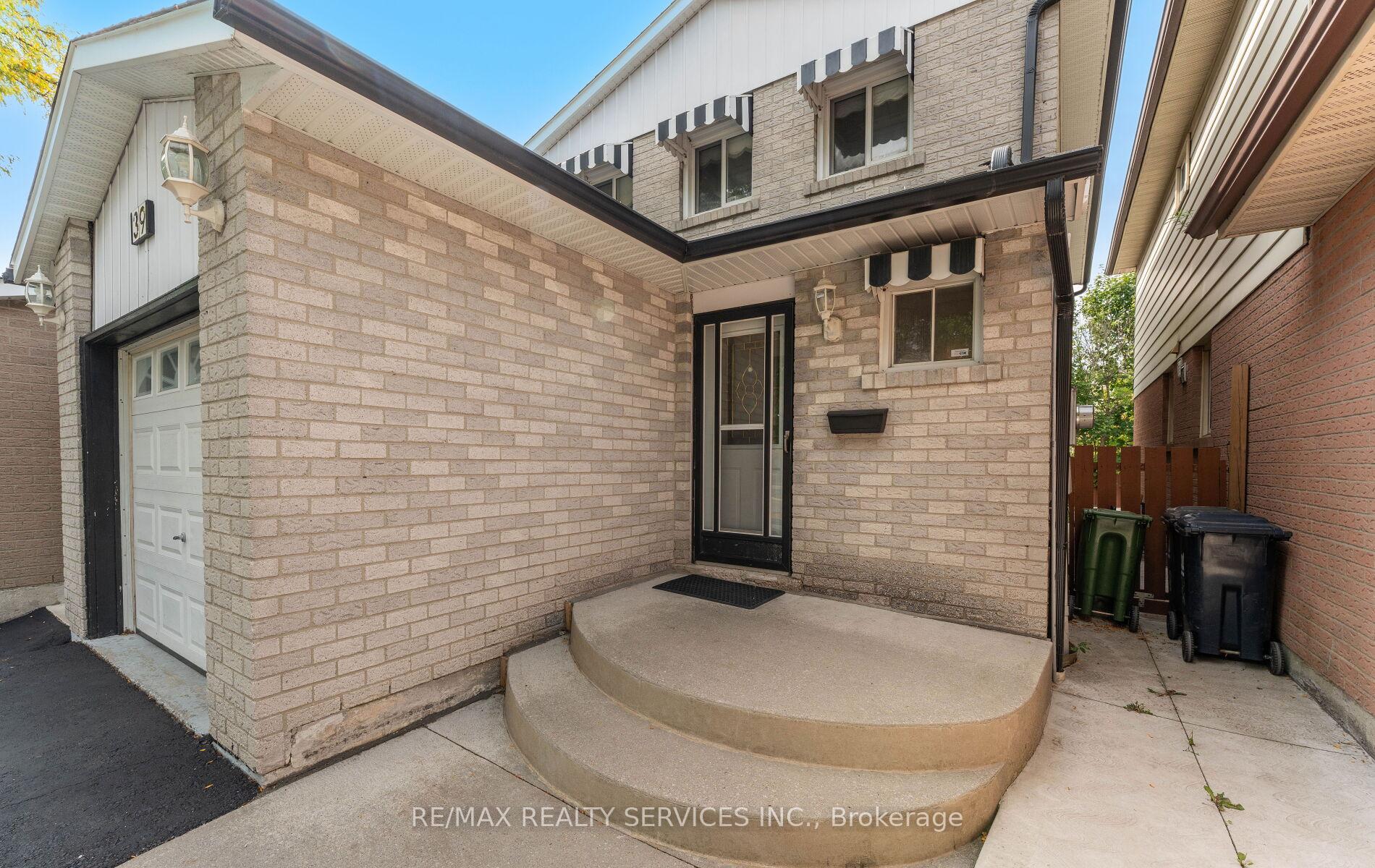 Photo 5 of 39 Autumn Glen Circle, Etobicoke, West Humber-Clairville — HOMEH
