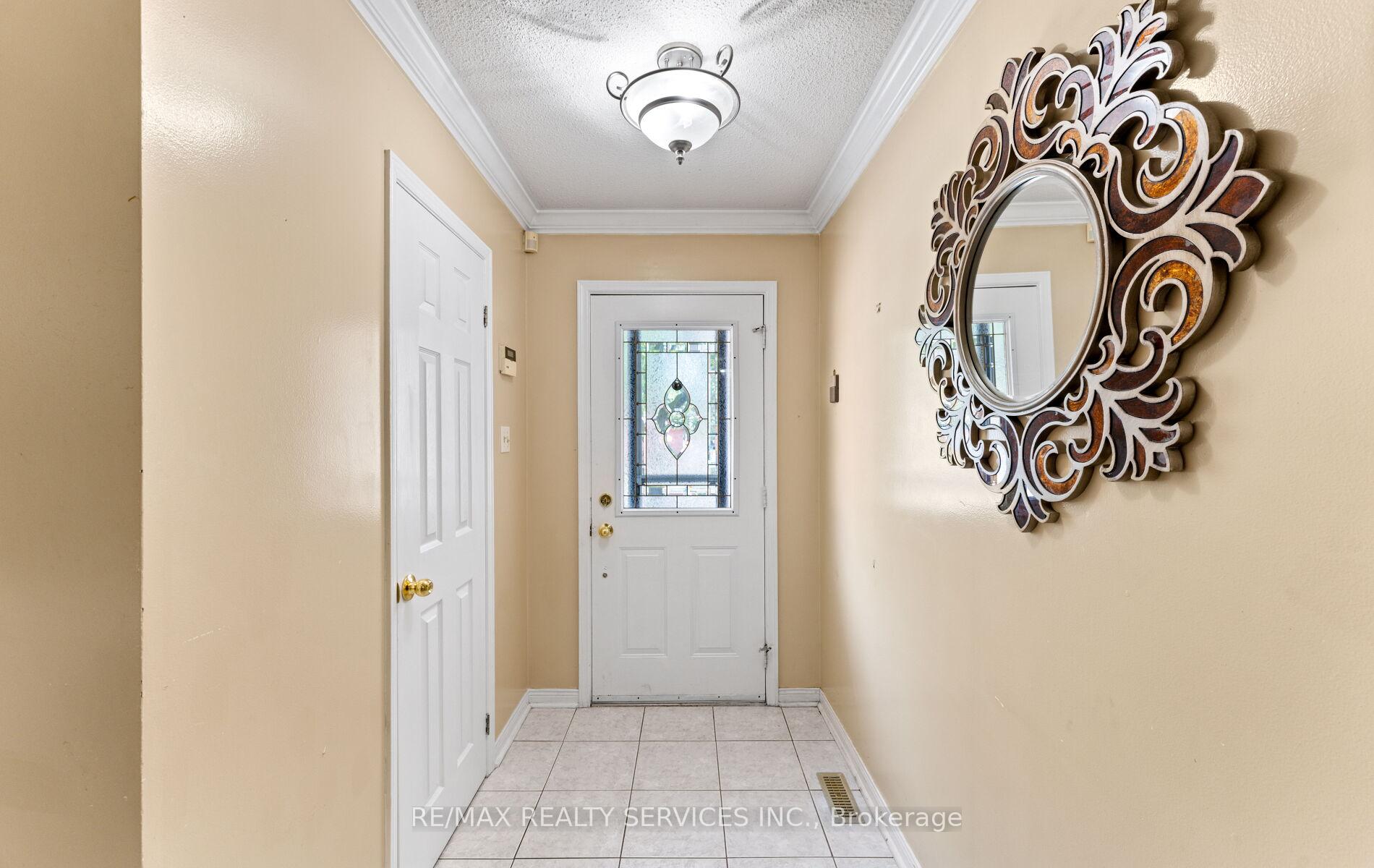 Photo 6 of 39 Autumn Glen Circle, Etobicoke, West Humber-Clairville — HOMEH