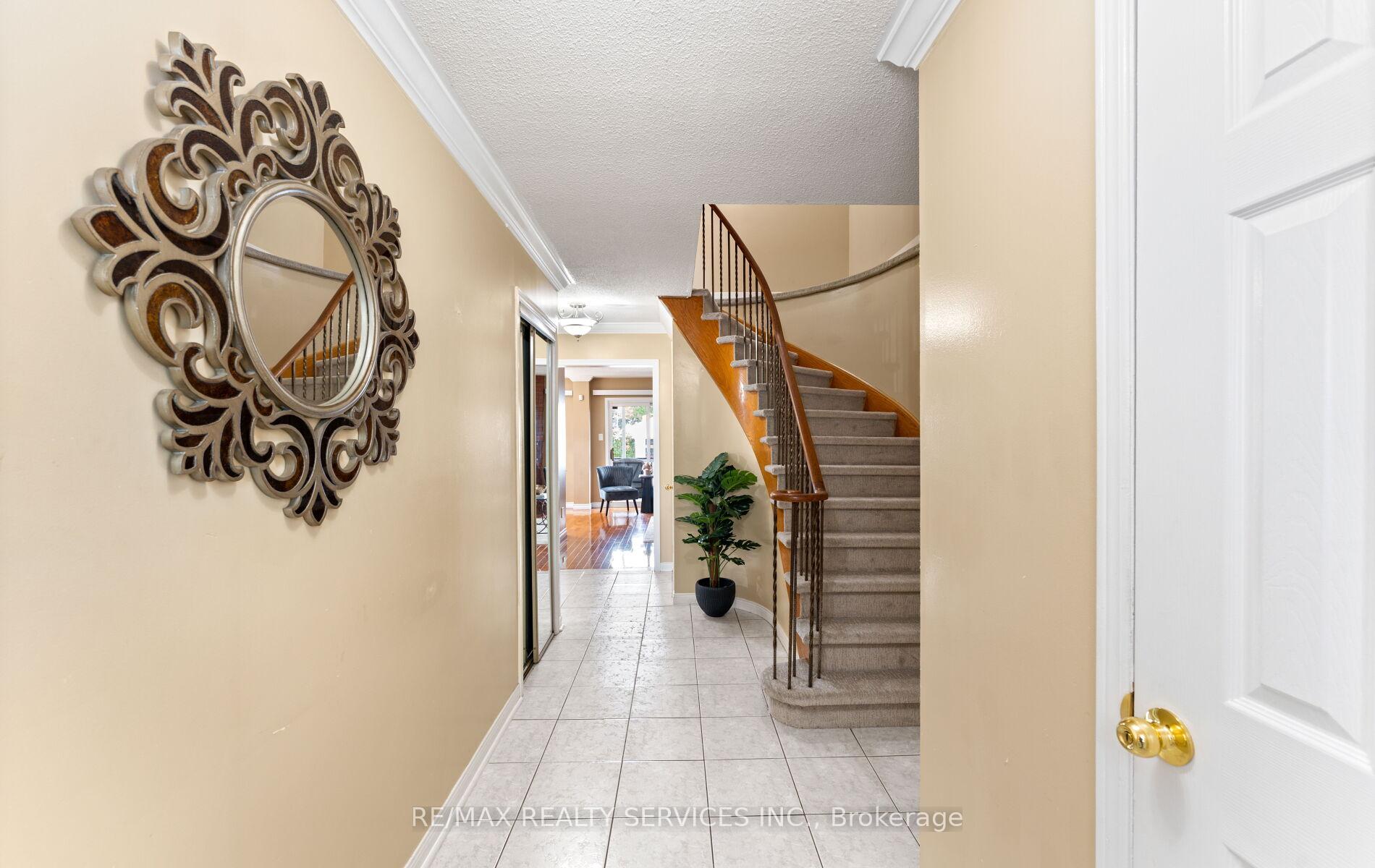 Photo 7 of 39 Autumn Glen Circle, Etobicoke, West Humber-Clairville — HOMEH